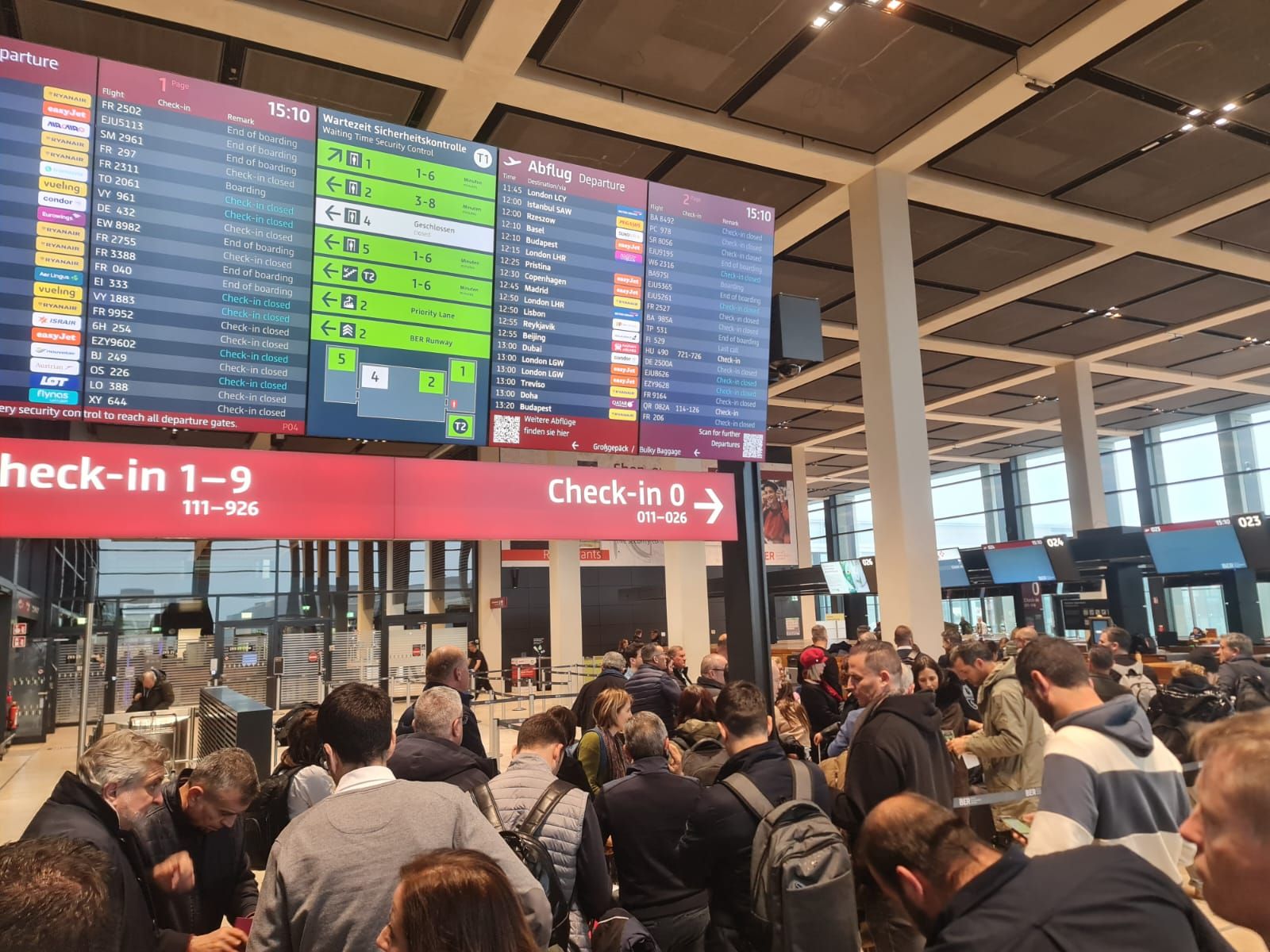 Almerienses en el aeropuerto de Berlín.