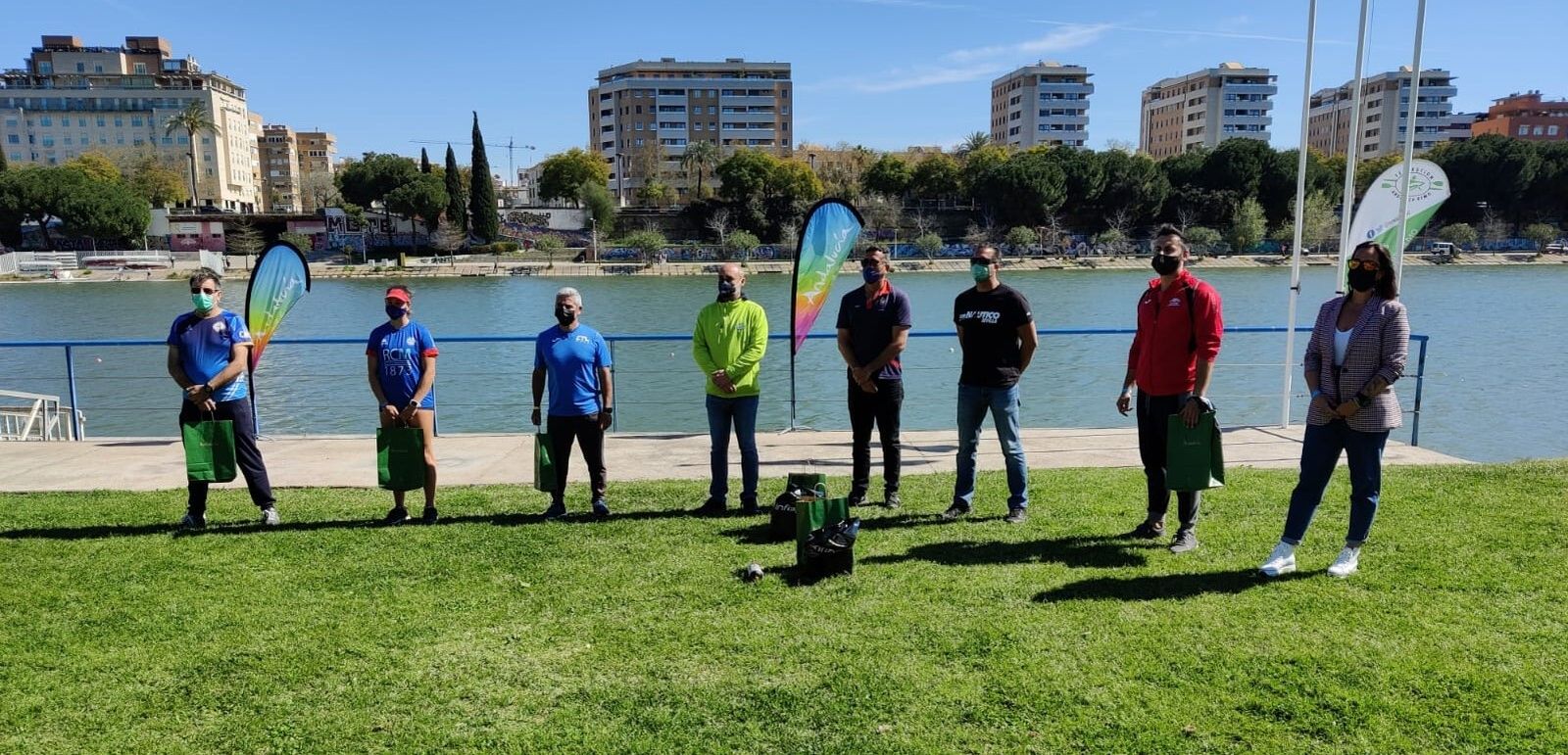 Un momento de la entrega de medallas con los clubes participantes.