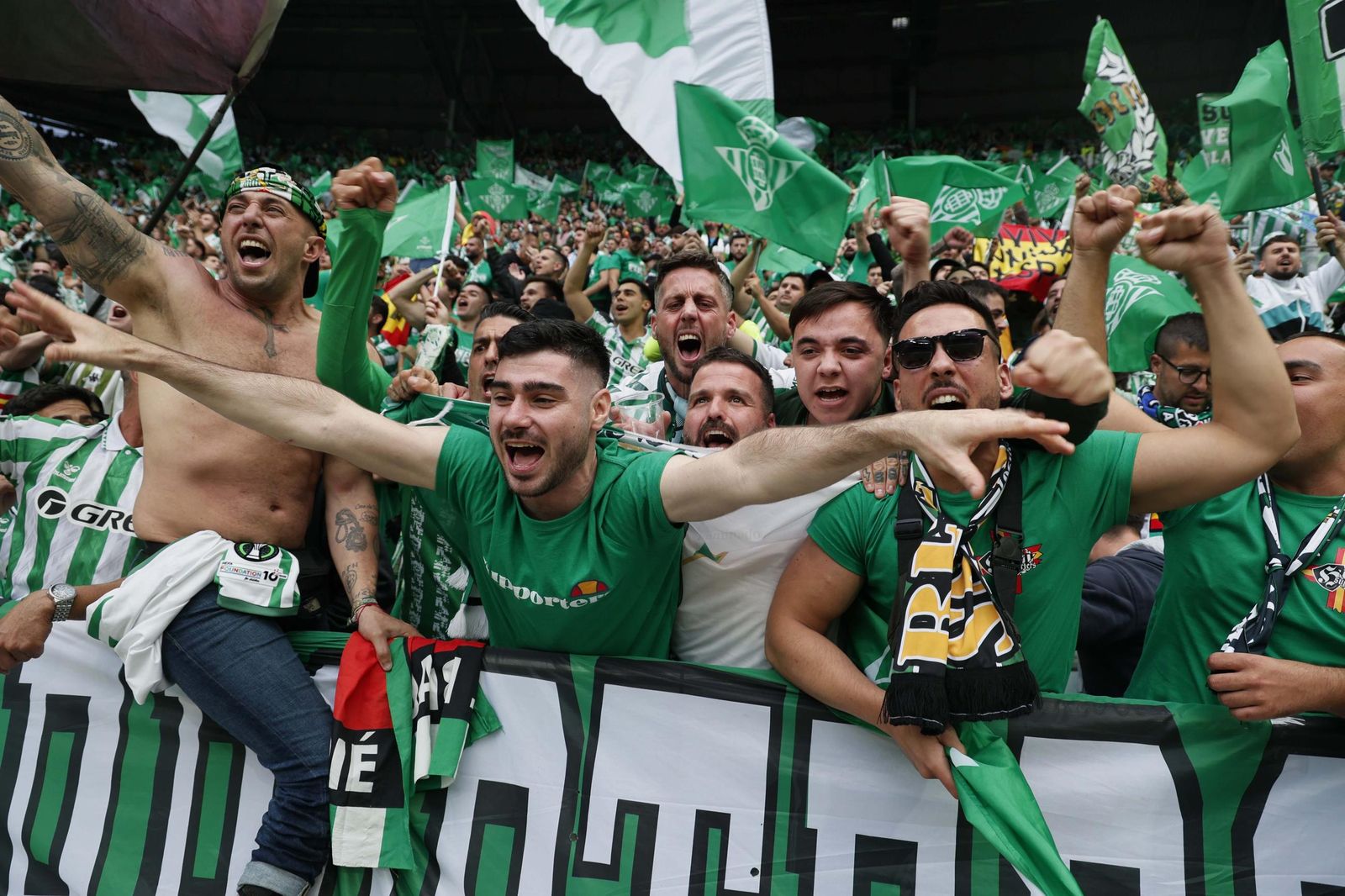 La afición del Betis en la final de la Conference League