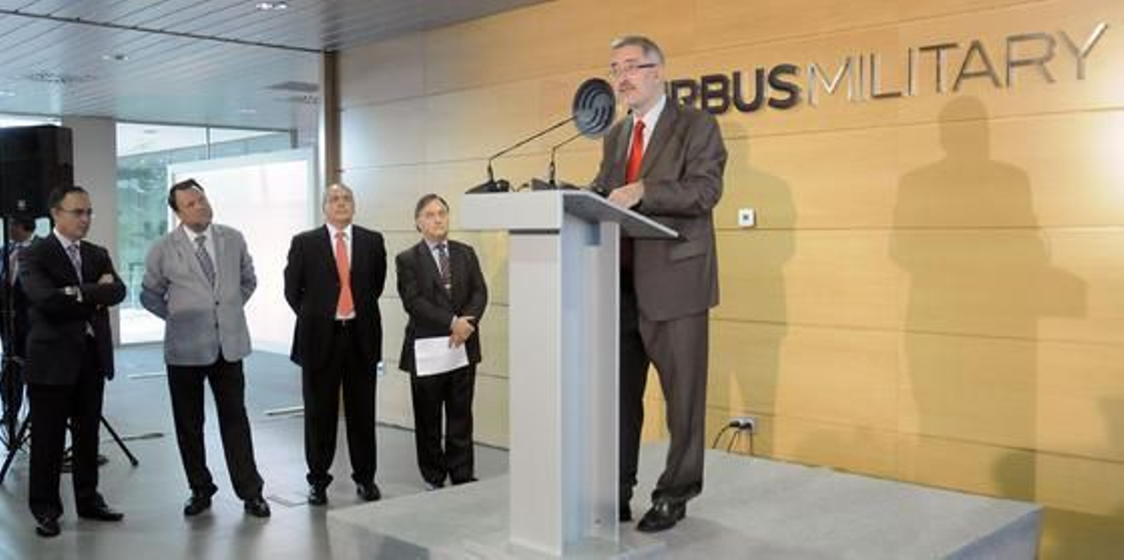 Antonio Valverde,  Richard Thomson, Alfredo Sánchez Monteseirín, Antonio Ávila y Domingo Ureña en la inauguración del centro de pilotos de Airbus Military.

Foto: Juan Carlos Vázquez