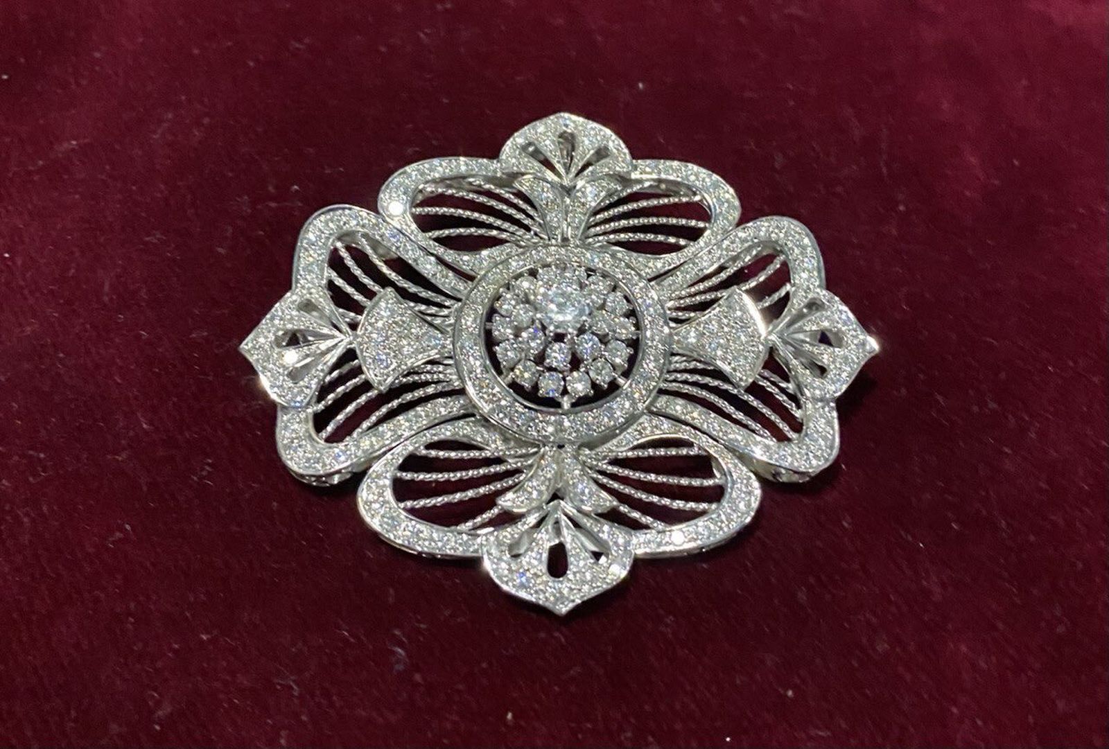 Imagen del broche de la Virgen de la Paz.