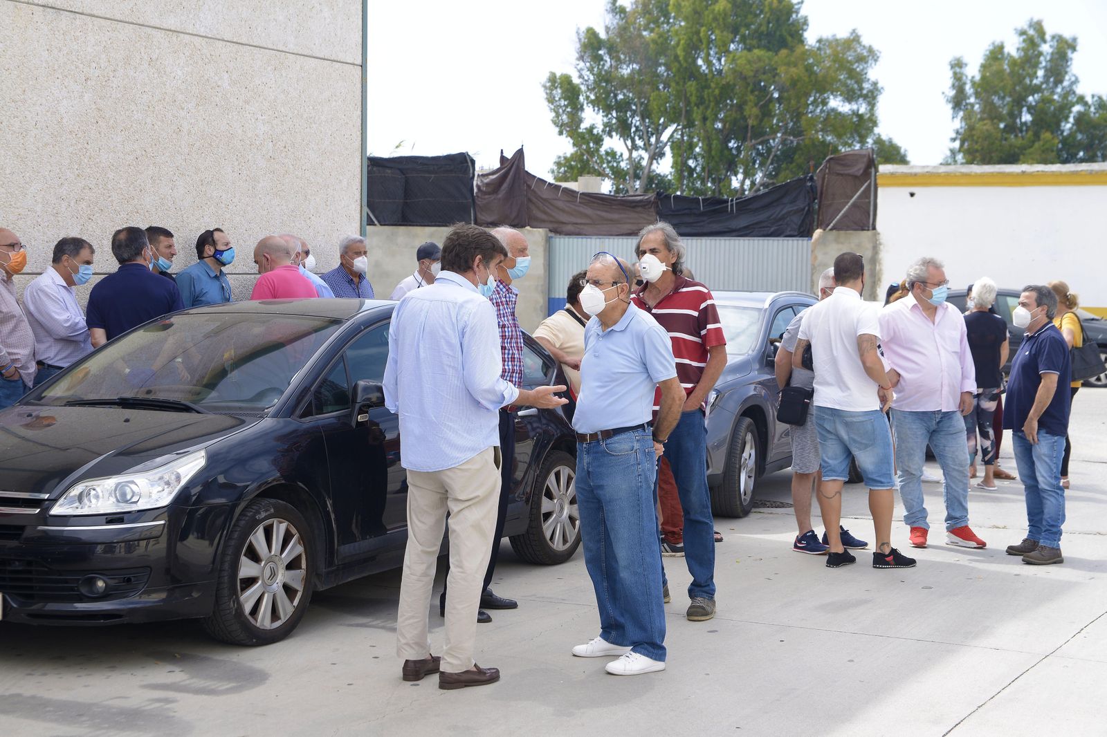 Allegados a Juan Manuel Quirós, en las inmediaciones del tanatorio