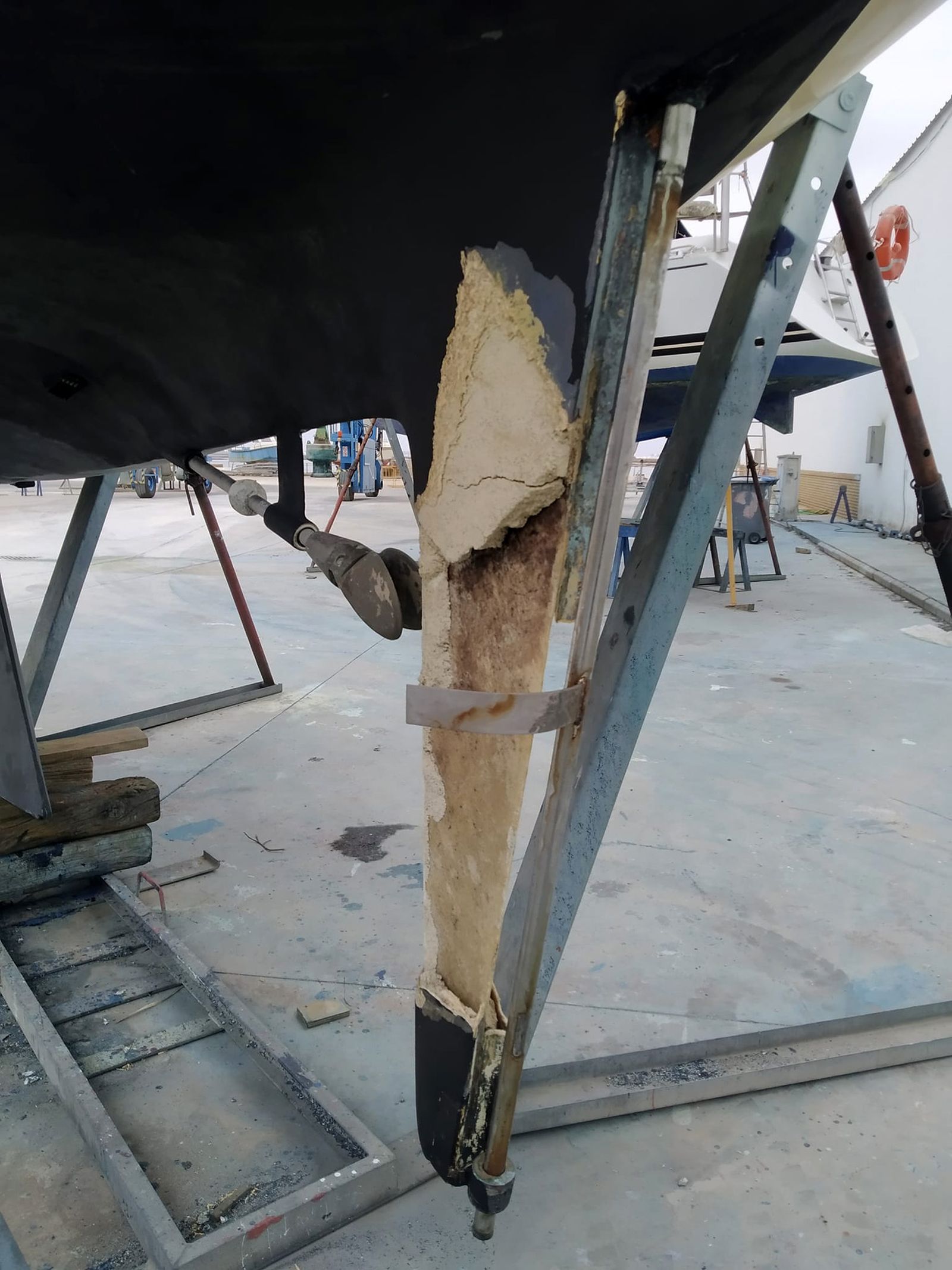 Así quedó la quilla de un velero con el que interactuó un grupo de orcas este verano en aguas de Huelva