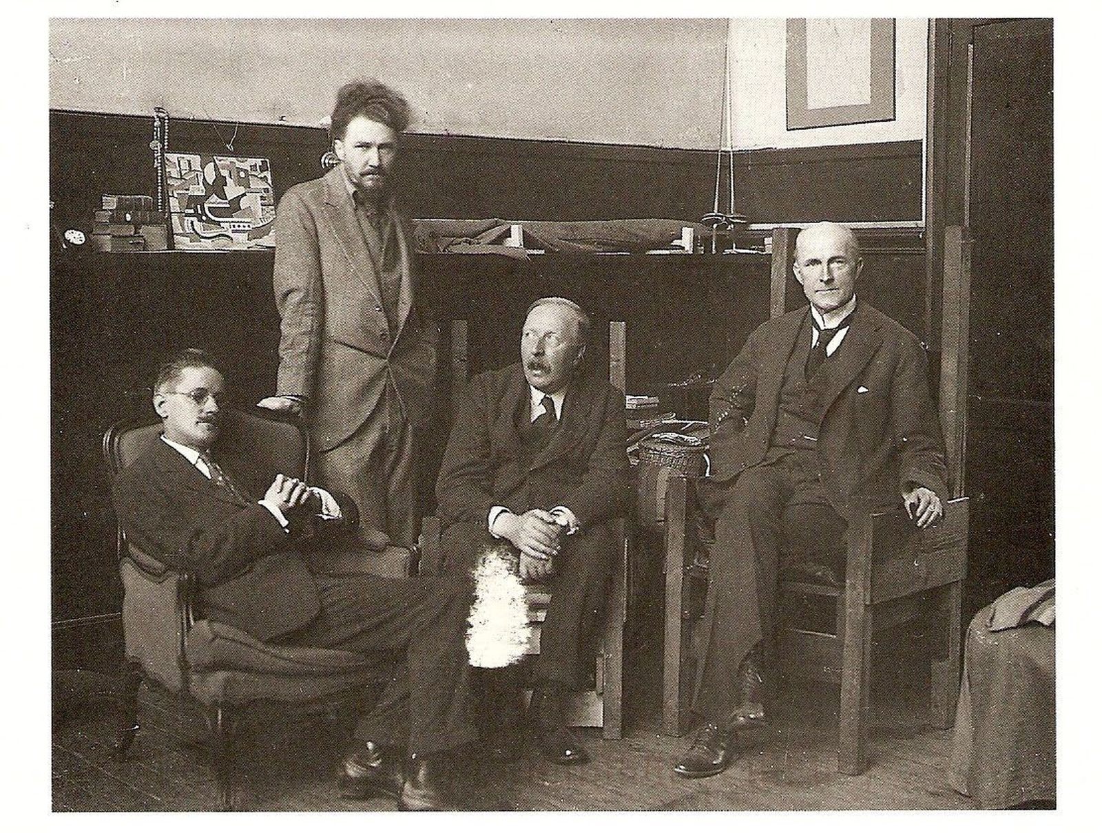 James Joyce, Ezra Pound, Ford Maddox Ford y John Quinn en el estudio de Pound en París, en 1924.