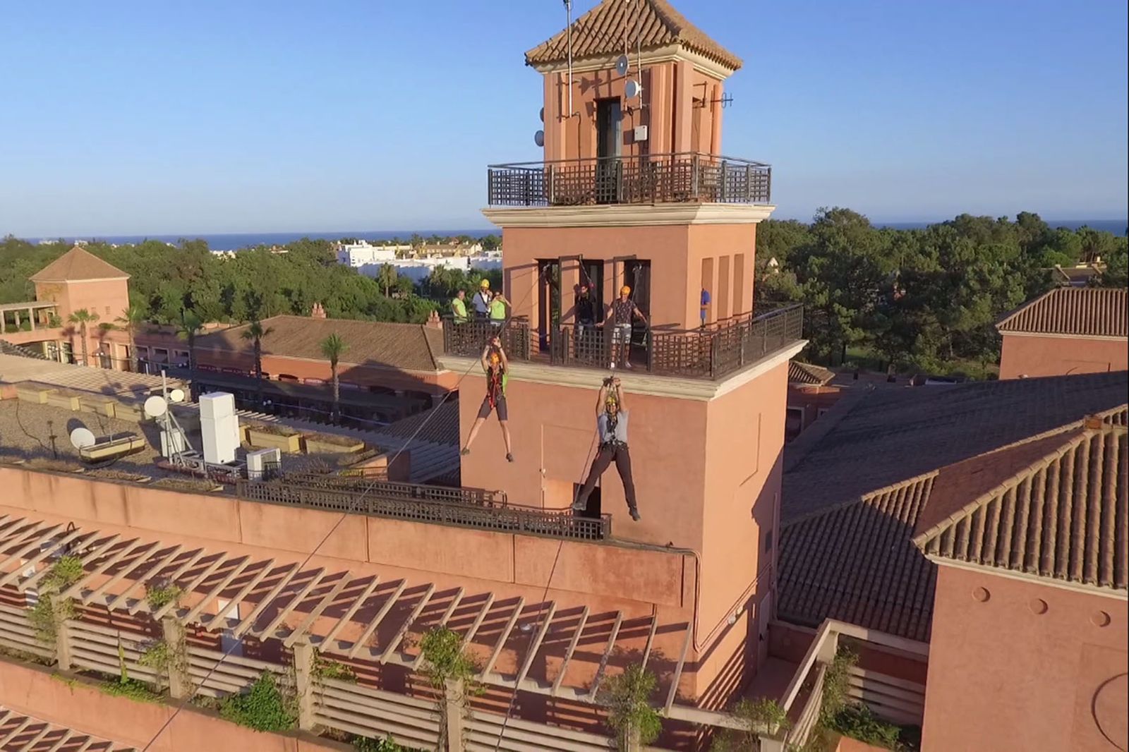 La tirolina de Islantilla invita a la aventura.