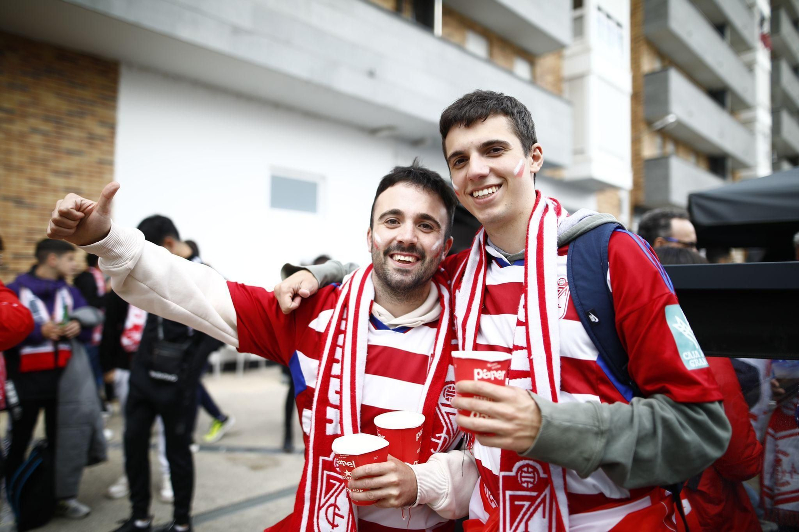Aficionados del Granada, en la previa. Aficionados del Granada, en la previa.