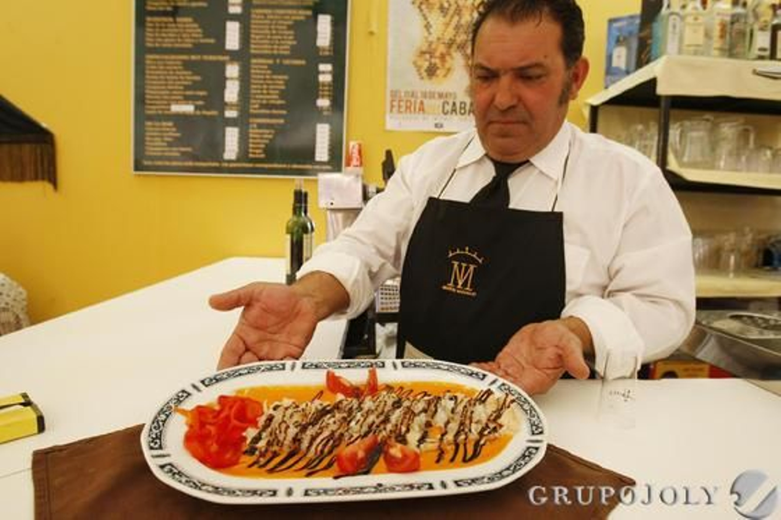 Martín González muestra su bonito con salsa de piquillos.

Foto: Pascual