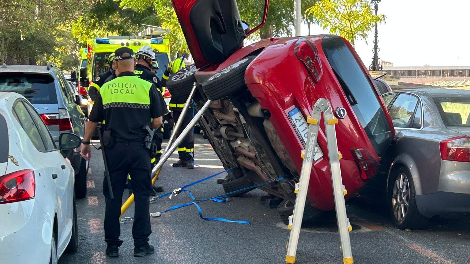 Los bomberos equilibraron el vehículo para que no cayera y pudiera provocar algún daño a la conductora que permaneció en su interior hasta la llegada de los Bomberos