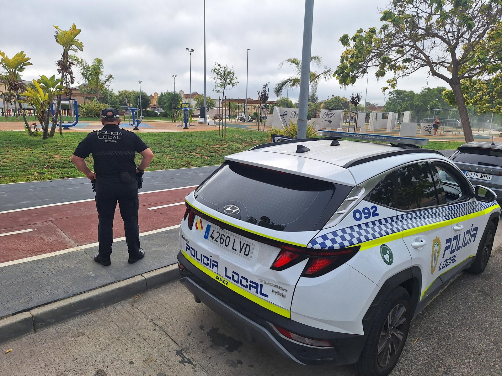 Agente de la Policía Local patrullando.