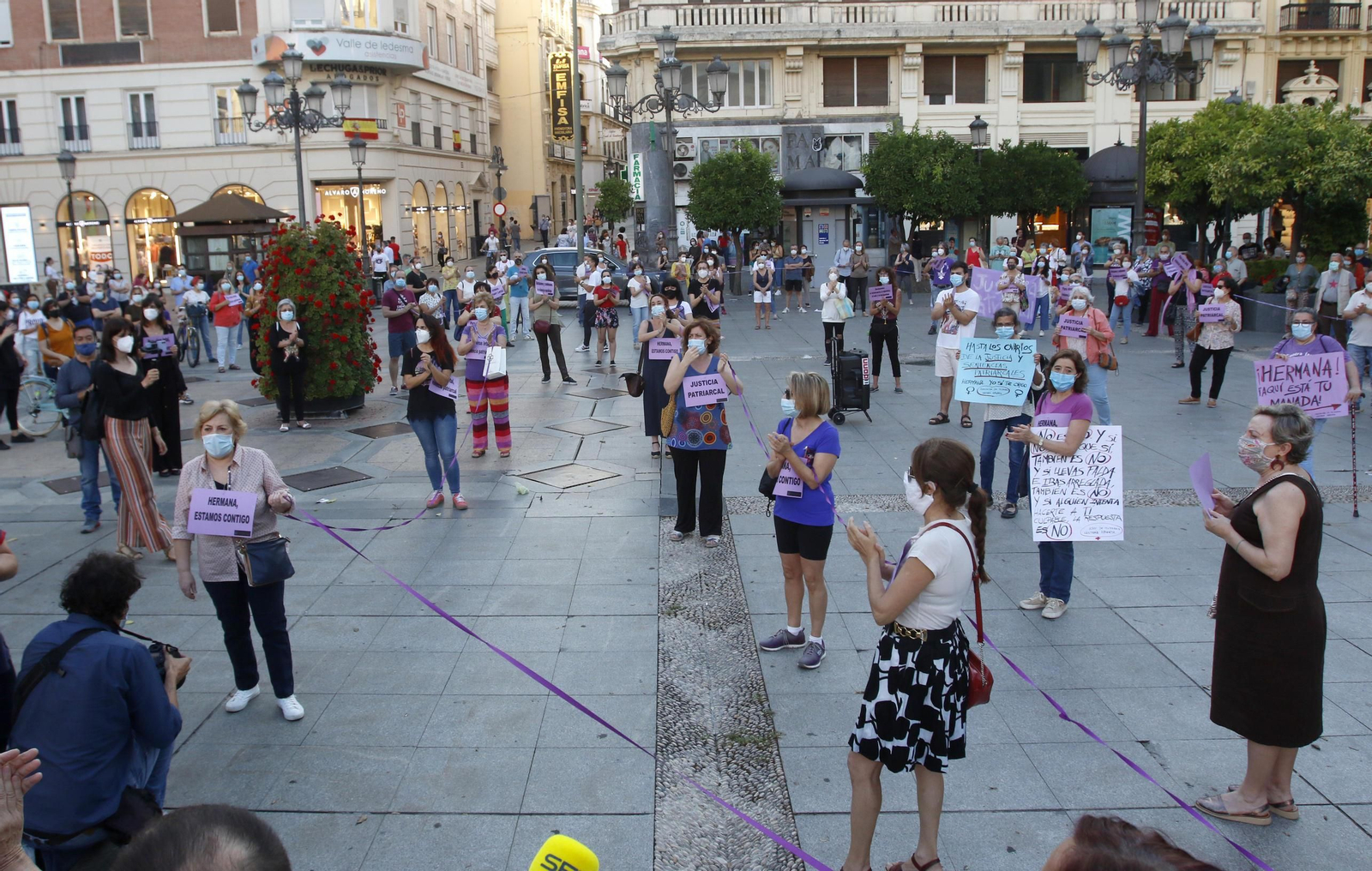 Las fotografías de la concentración en rechazo a la sentencia de La Manada de Pozoblanco en Córdoba