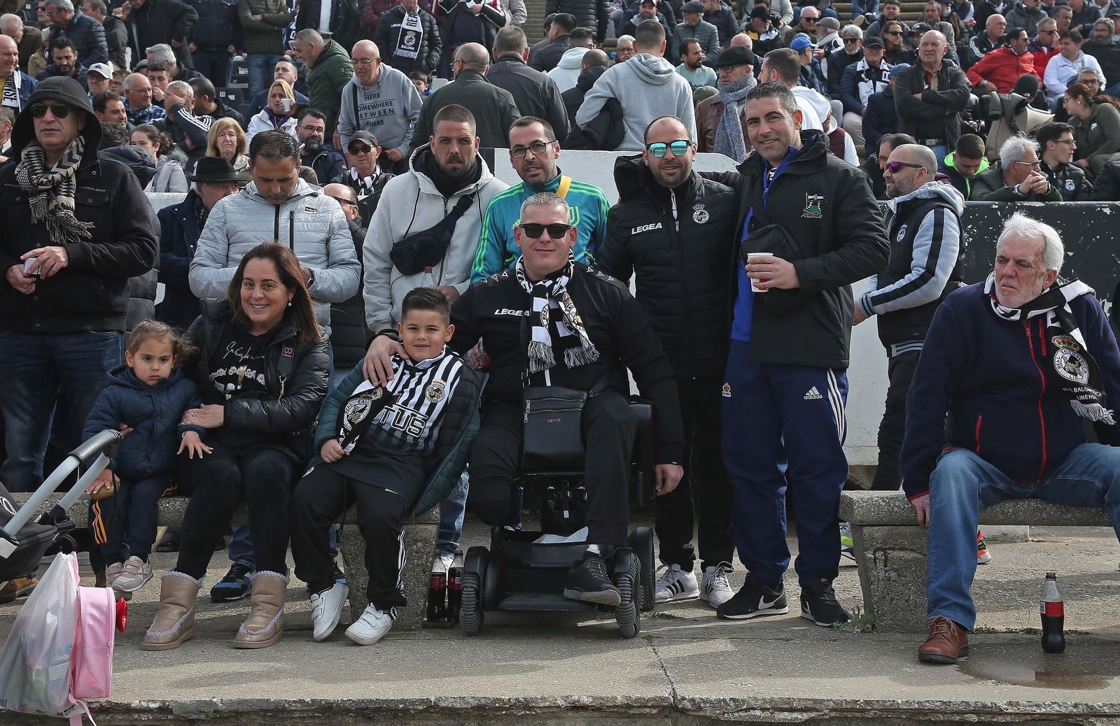 Fotos de la afición durante el Balona - Deportivo de La Coruña en el estadio municipal de La Línea