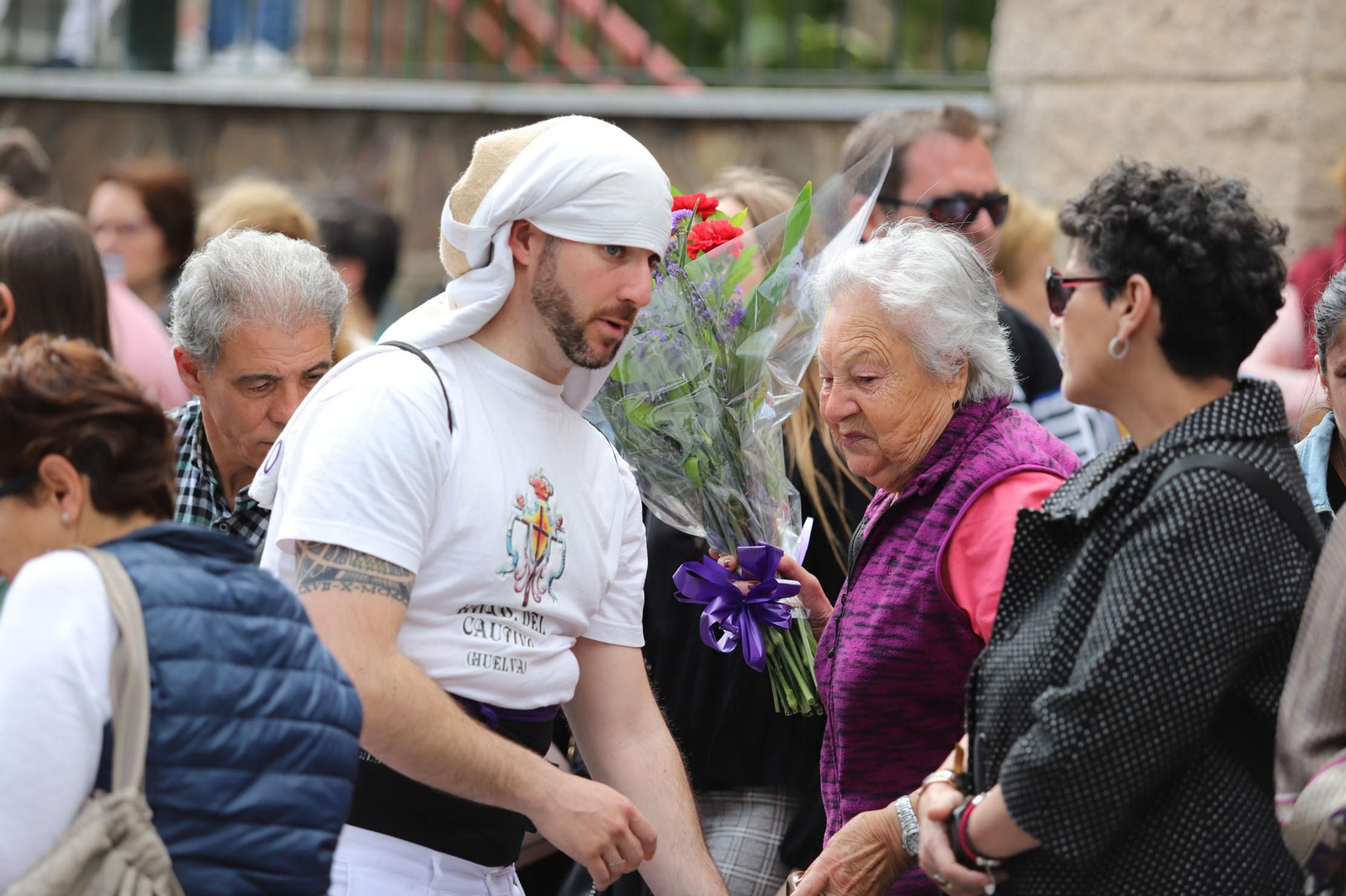 Imágenes del recorrido de la Hermandad del Cristo Cautivo de Huelva