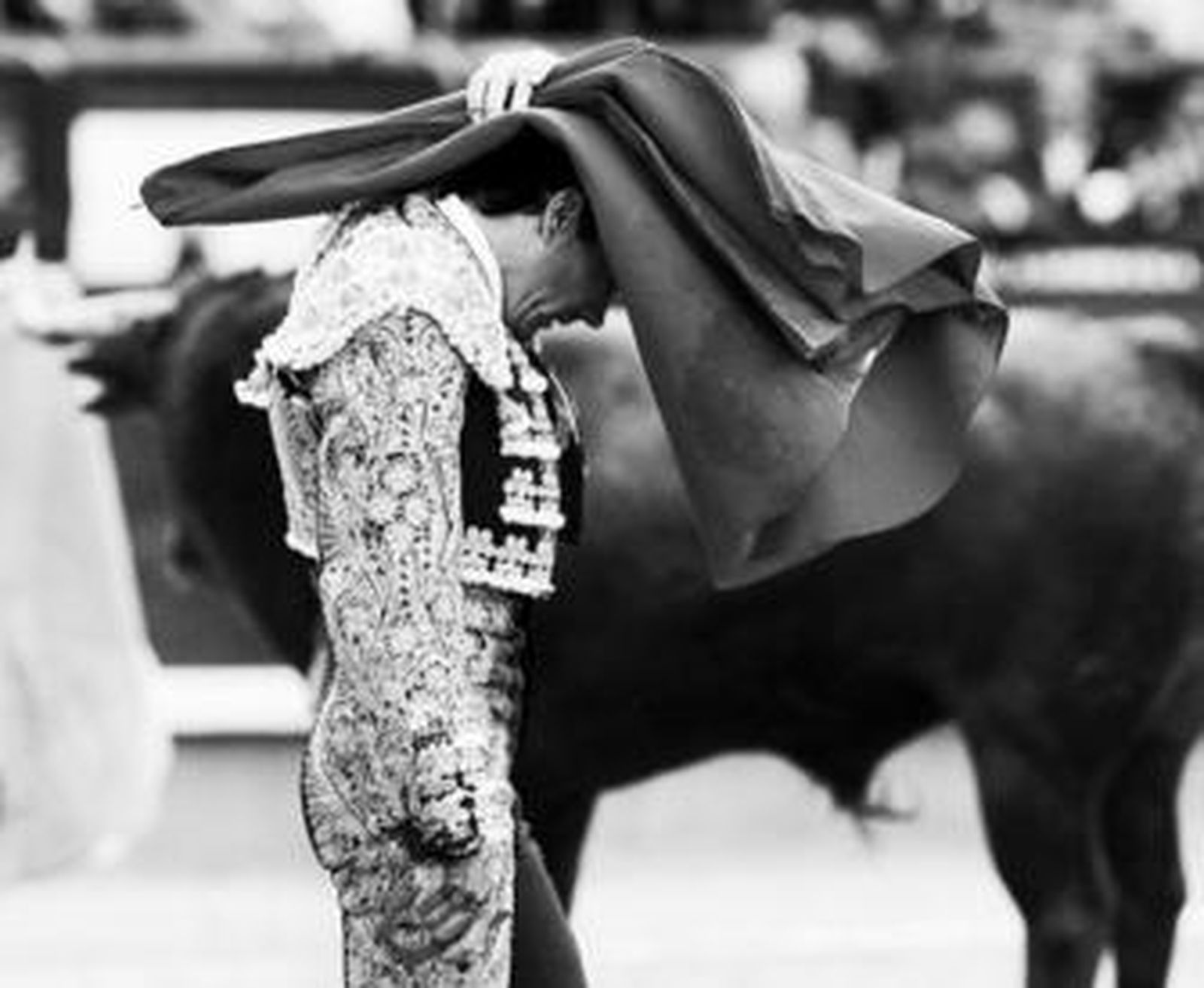 Curiosa imagen de El Cid, que llegó a taparse con la muleta tras fallar reiteradamente en la suerte suprema.