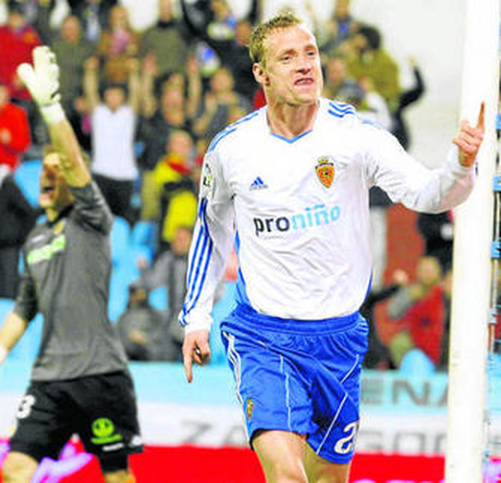 El defensa checo Jarosik celebra su gol, el primero del Zaragoza ayer.