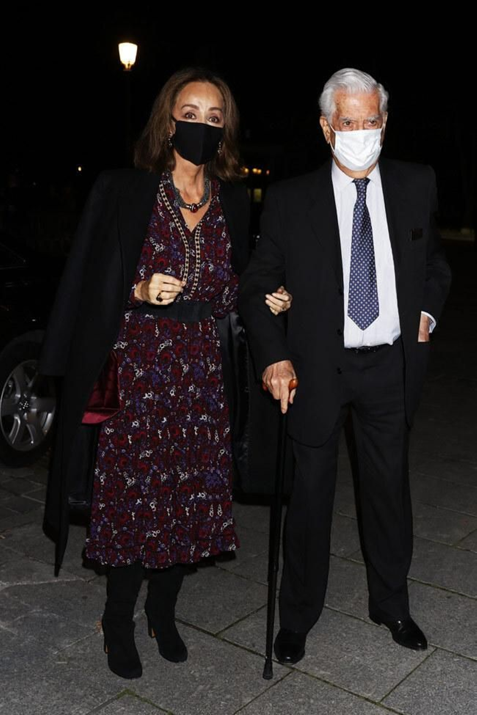 Isabel Preysler luce vestido 'midi' para acudir a la ópera junto a Mario Vargas LLosa.