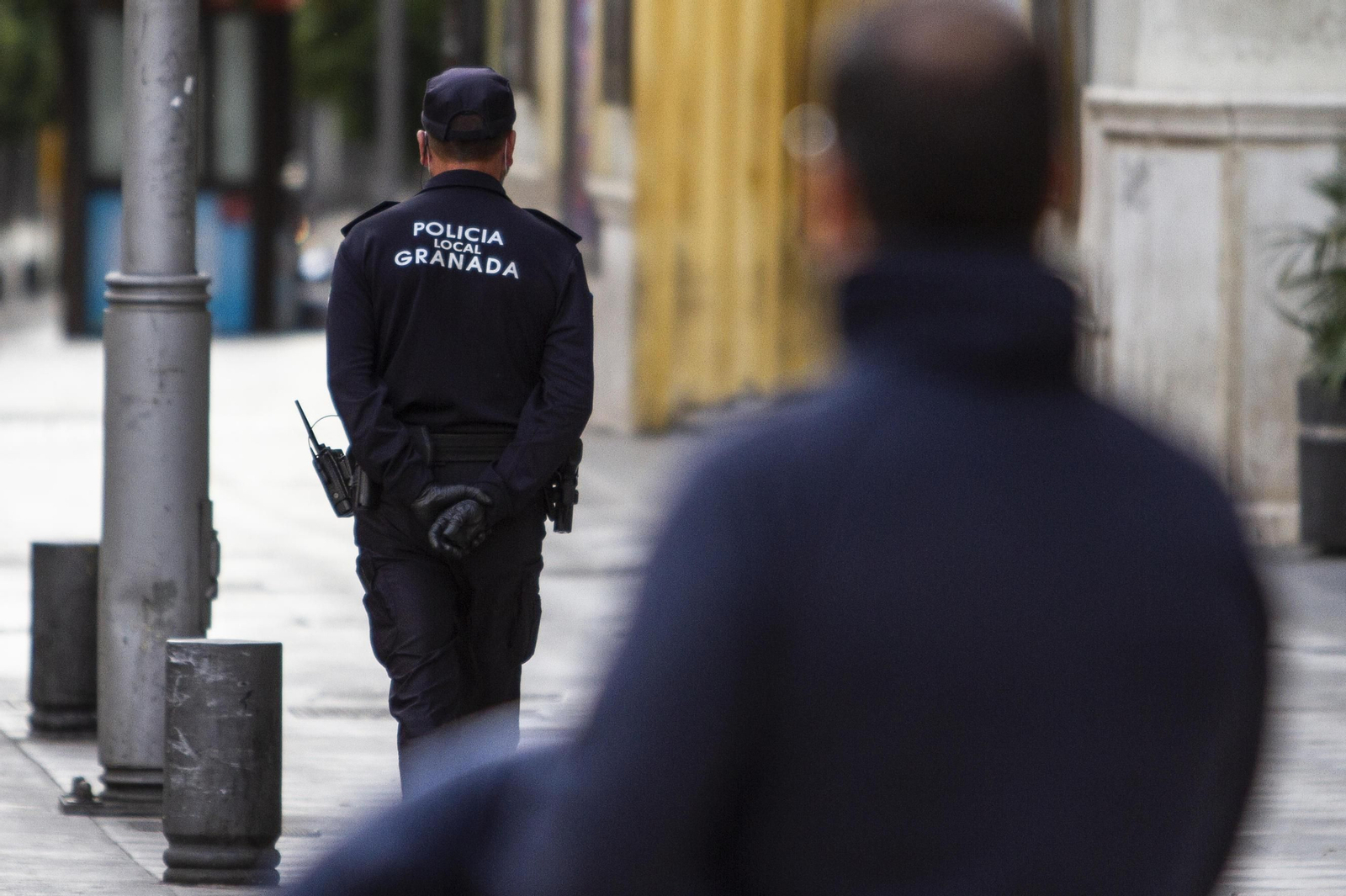 Denunciado un local de calle Elvira con 13 personas dentro sin mascarillas y sin distancia