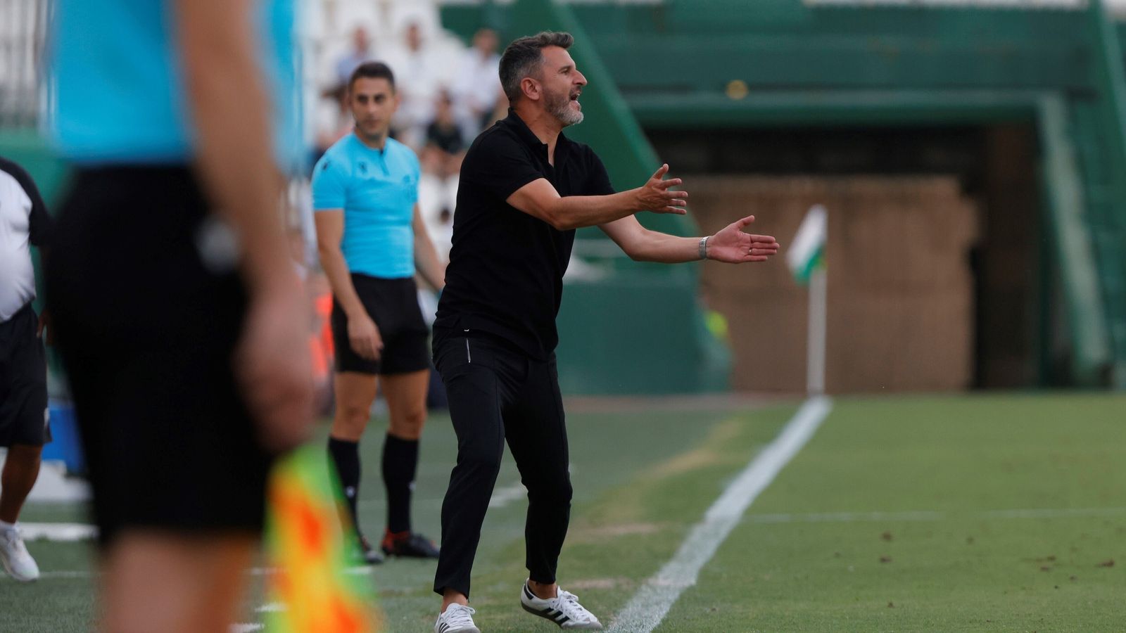 Iván Ania, entrenador del Córdoba CF, da indicaciones en el partido ante el Algeciras.