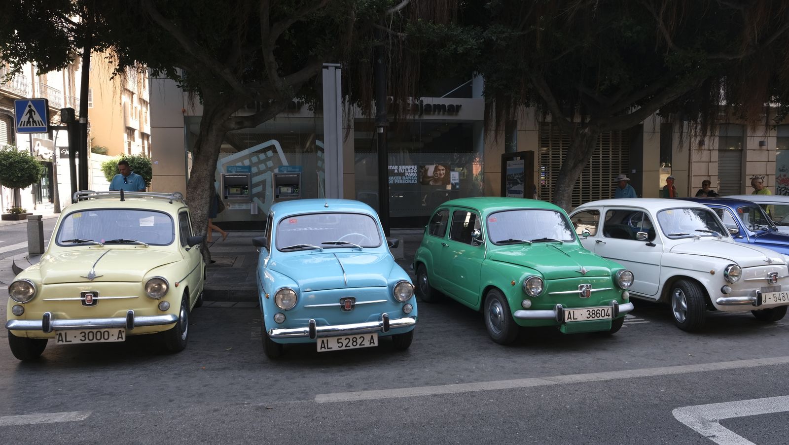 Imágenes de la exposición de Amigos del Seat 600 y Mini Cooper, en la Feria de Almería