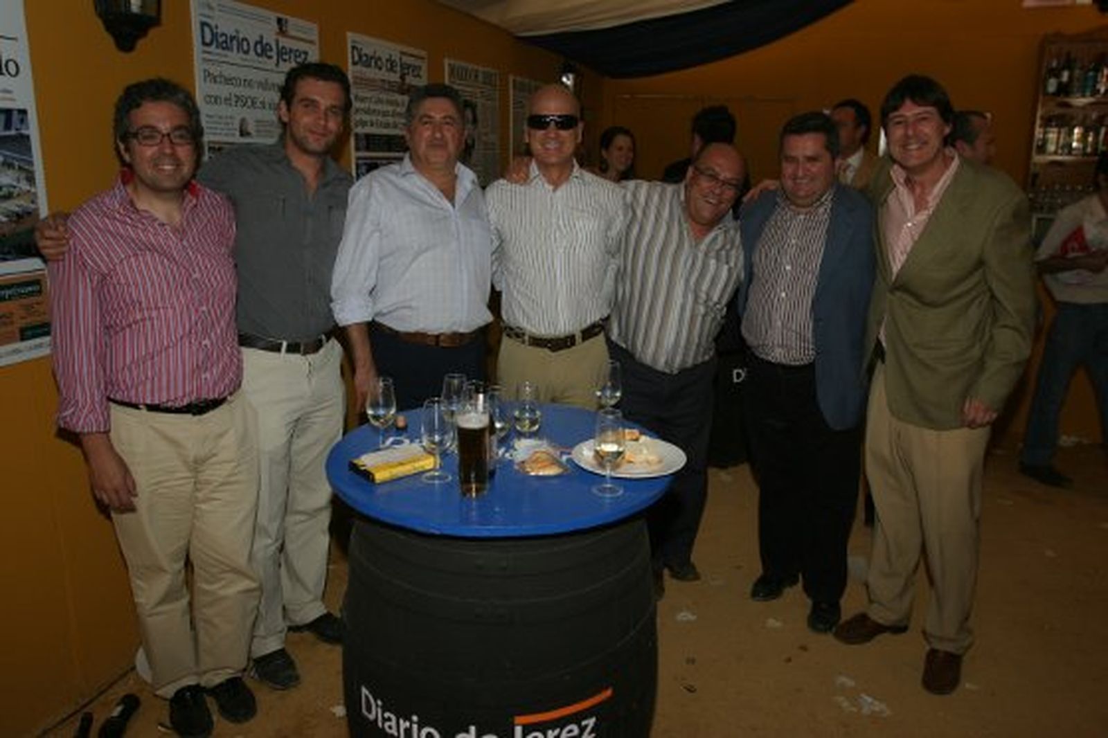 Paco Escot, de MisterCasa; el constructor Cristóbal Orellana y José Antonio de los Reyes, gerente de Saheca, junto a sus amigos Javier, Antonio, Toniy Juan Luis Pérez, miembro del departamento comercial de Diario de Jerez.

Foto: Vanesa Lobo