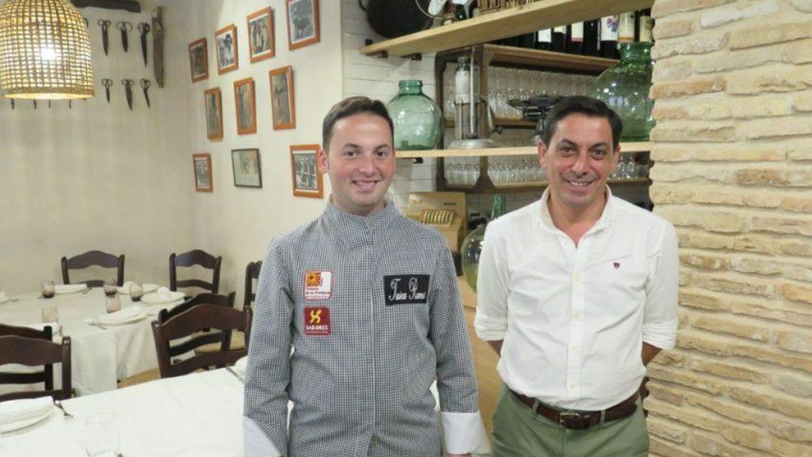 Juan Ramos y su hijo en el nuevo comedor. Juan Ramos y su hijo en el nuevo comedor.