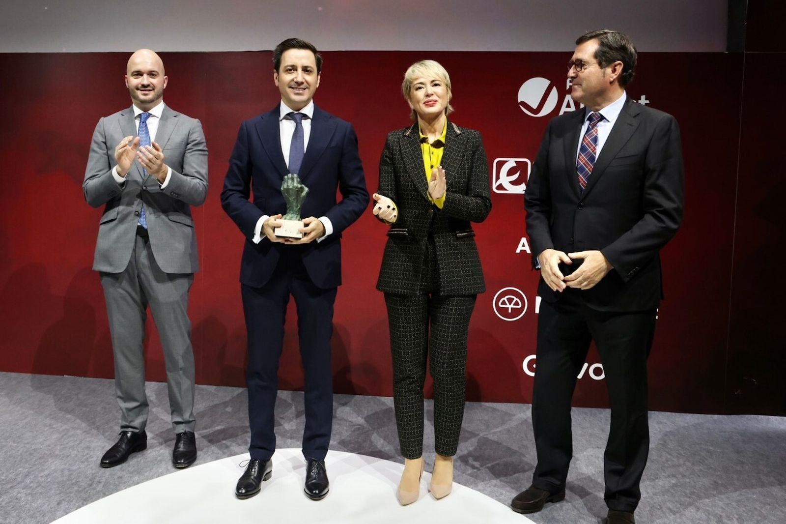 Eduardo Cosentino (segundo por la izquierda) con el galardón concedido por la Confederación Española de Asociaciones de Jóvenes Empresarios (CEAJE)