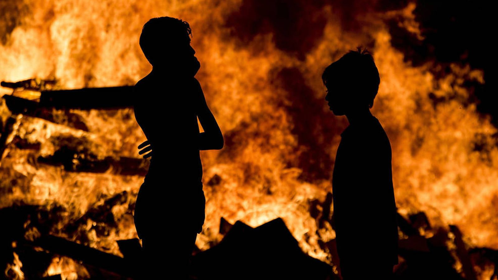 Las imponentes hogueras de San Juan malagueñas convierten la ciudad en un destino ineludible para quienes disfrutan de esta festividad