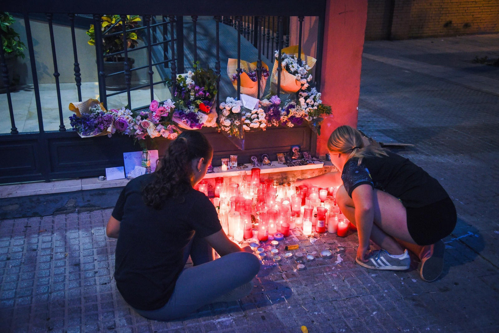Dos niñas recuerdan a Sandra Peña en la puerta de su casa, la semana pasada.