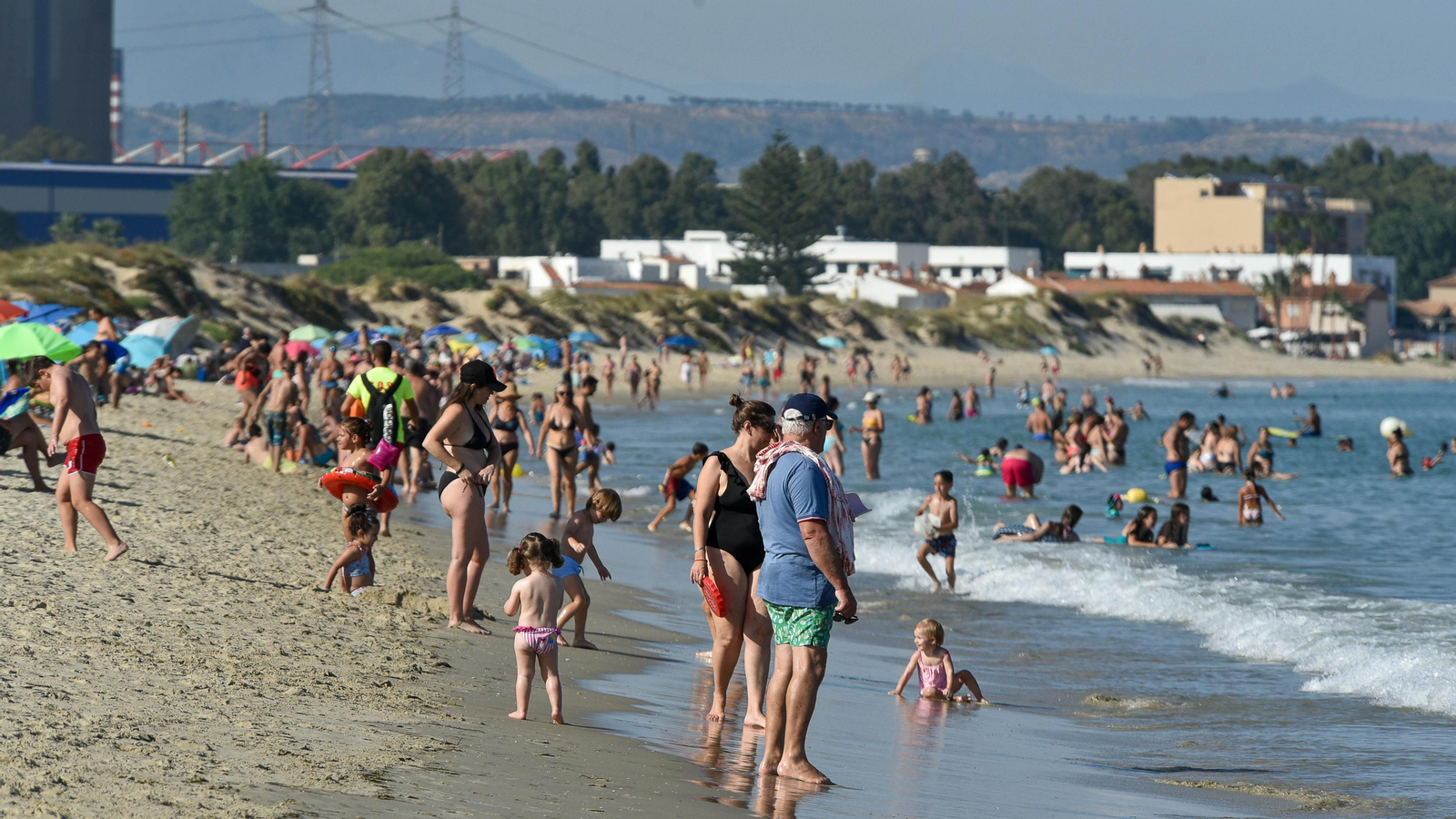 Fotos de la tarde en la playa del El Rinconcillo en plena ola de calor