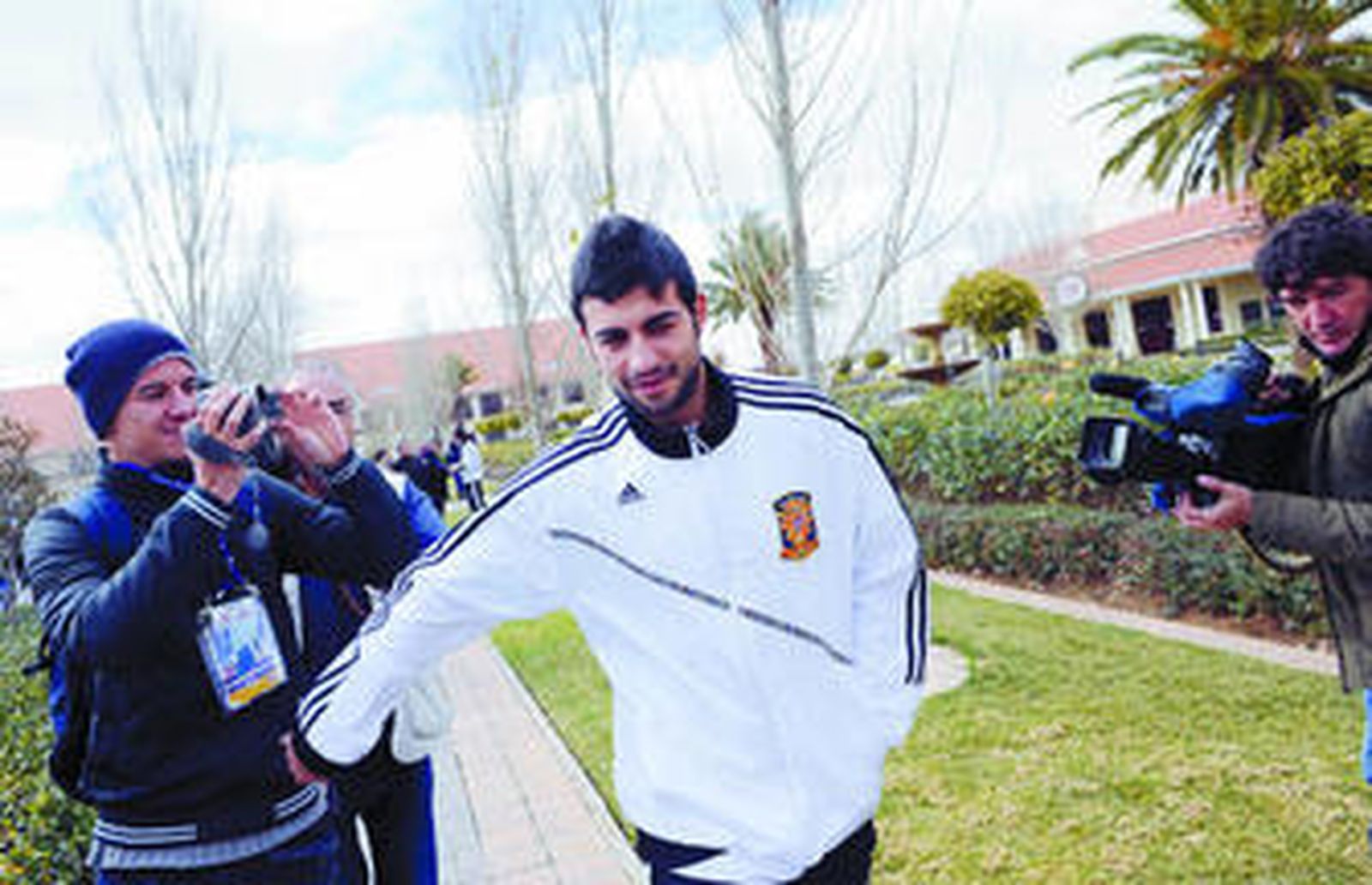 Raúl Albiol, durante un paseo realizado ayer con el combinado español.