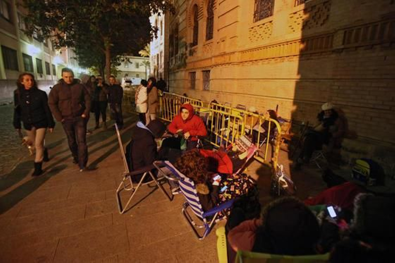 En el día de ayer ya había personas que esperaban, pertrechadas contra el frío, junto a las taquillas para comprar entradas para la fase de cuartos y de semifinales  Foto: Jesus Marin