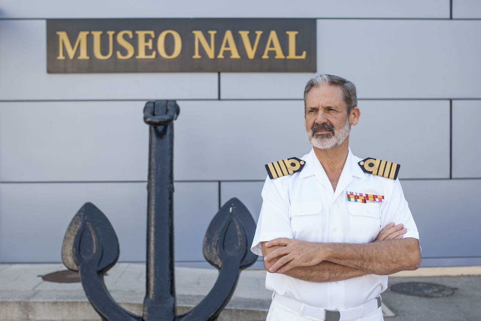 El capitán de navío Vicente Pablo Ortells Polo, fotografiado en el acceso principal al recinto del Museo Naval de San Fernando.