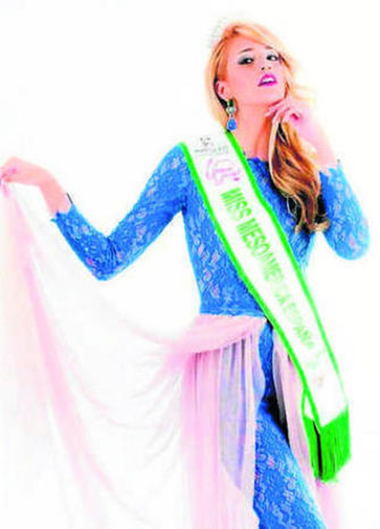 Lucía posa con su banda de España.