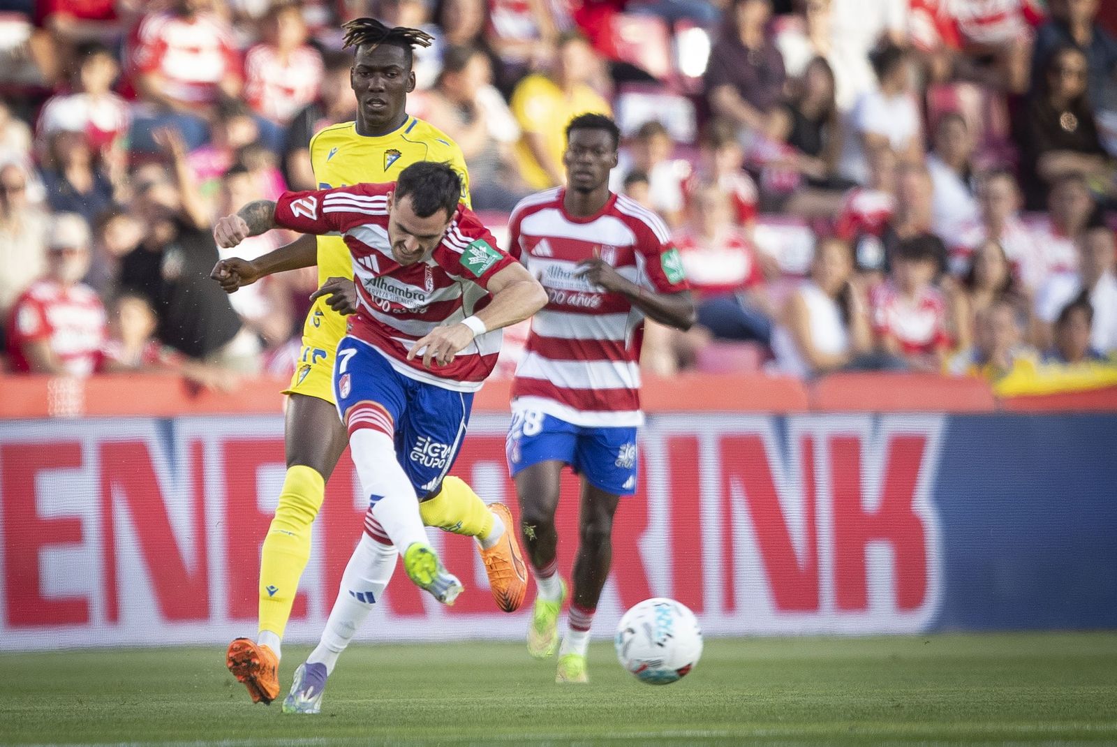 Álex Sola dando un pase en el partido de la primera vuelta.