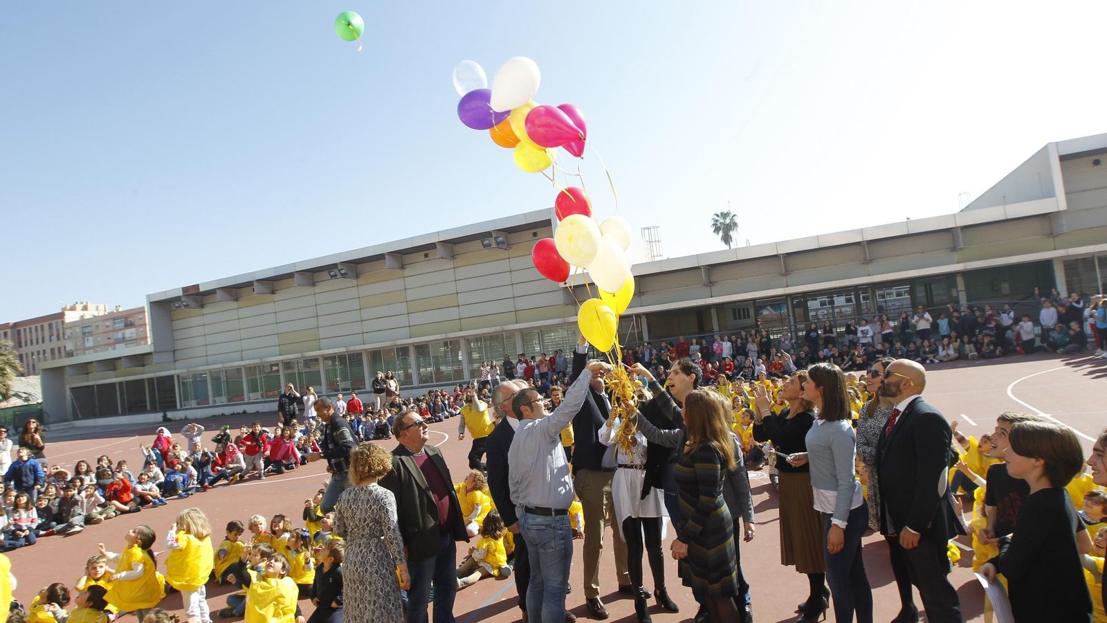 Suelta de globos por los niños con cáncer.