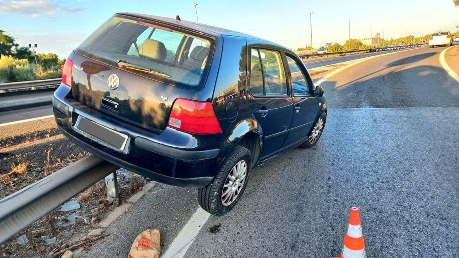 El coche siniestrado, en la salida a la A-49 en sentido Huelva.