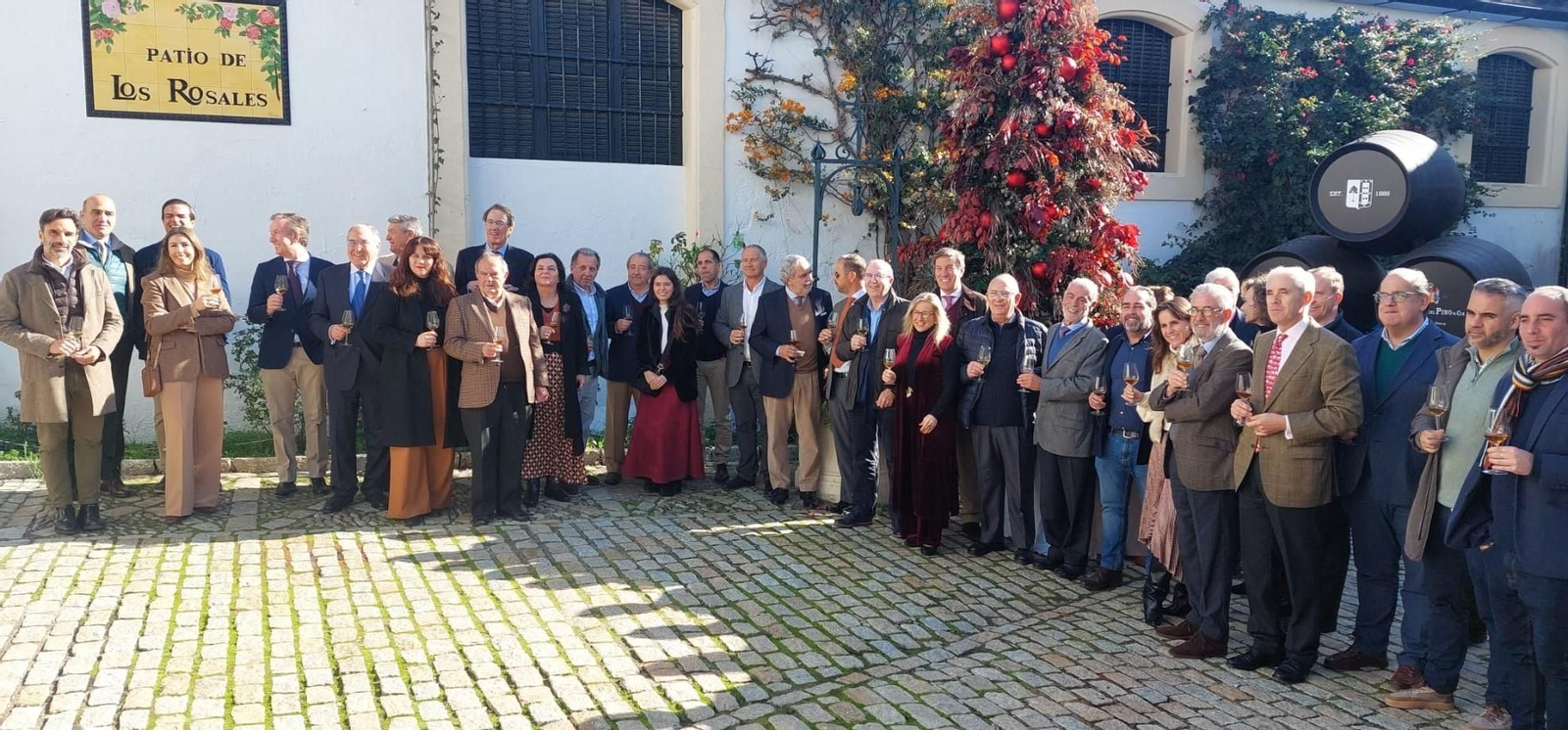 Foto de familia de bodegueros del Marco en Cayetano del Pino durante la tradicional convivencia navideña de Fedejerez.