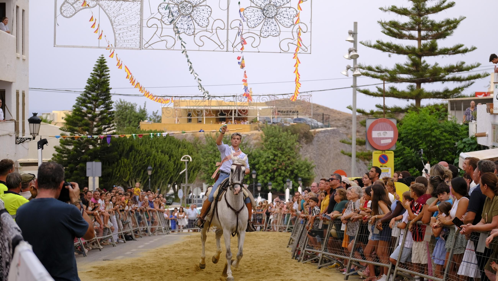 La popular carrera de cintas a caballo de las Fiestas de Mojácar, en imágenes