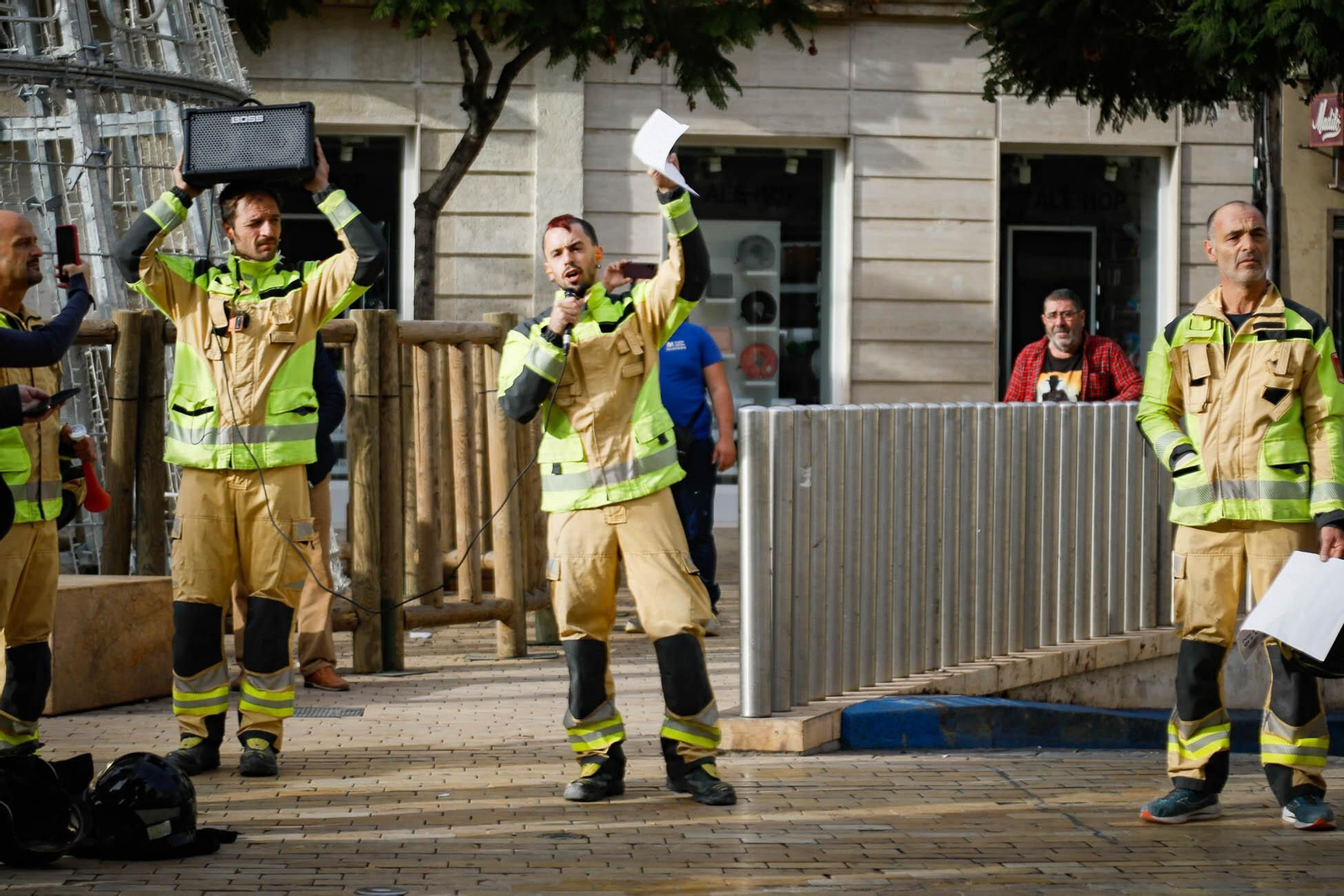Imágenes de la manifestación de bomberos en Almería