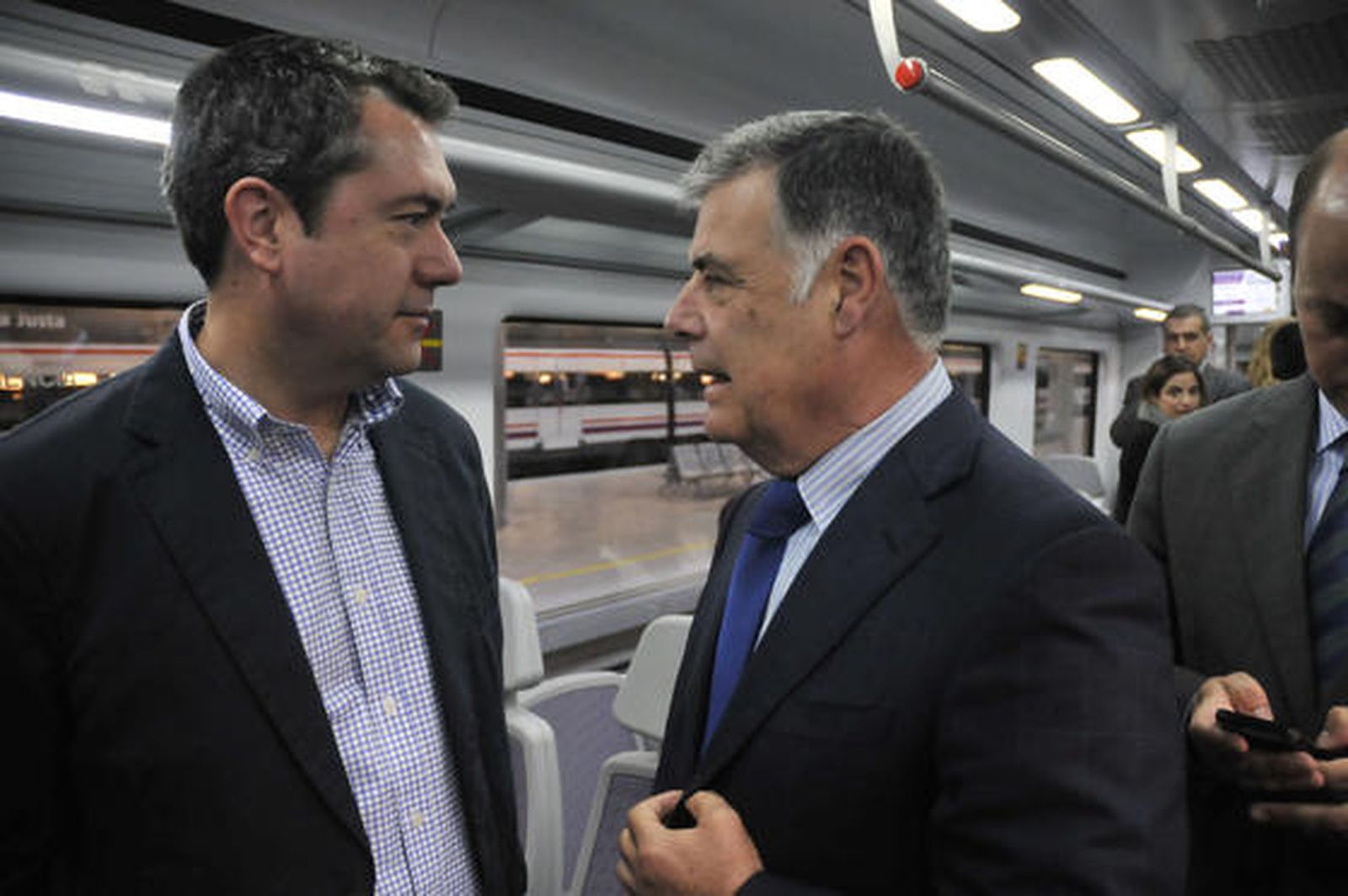 Viera dialoga con Juan Espadas en el interior del tren.

Foto: Juan Carlos Vazquez