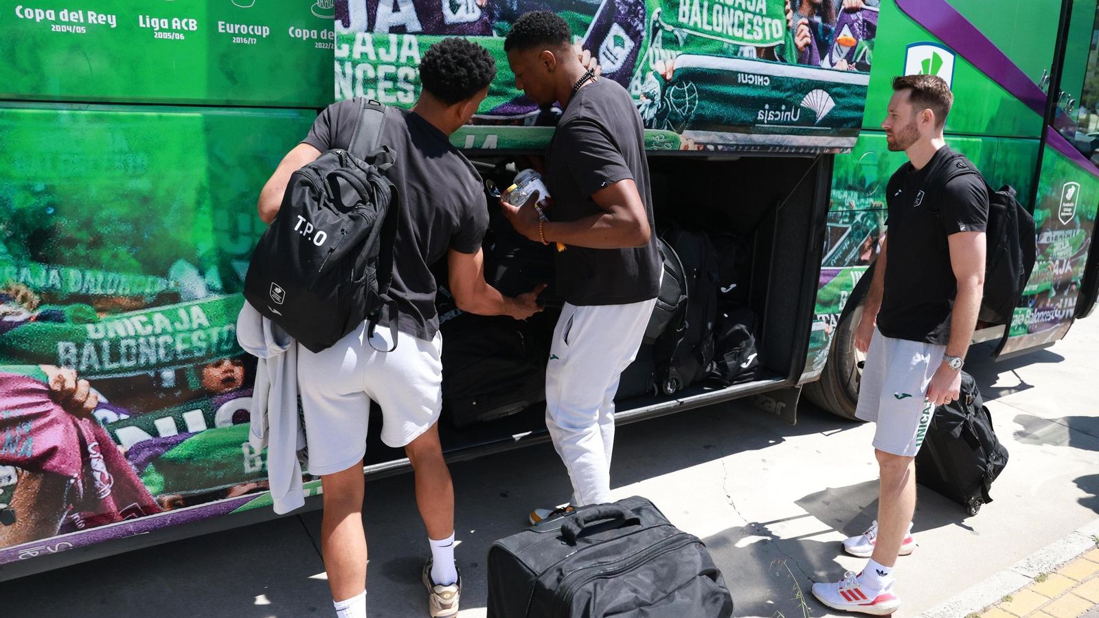 La salida del Unicaja a la Final Four de Atenas, en fotos