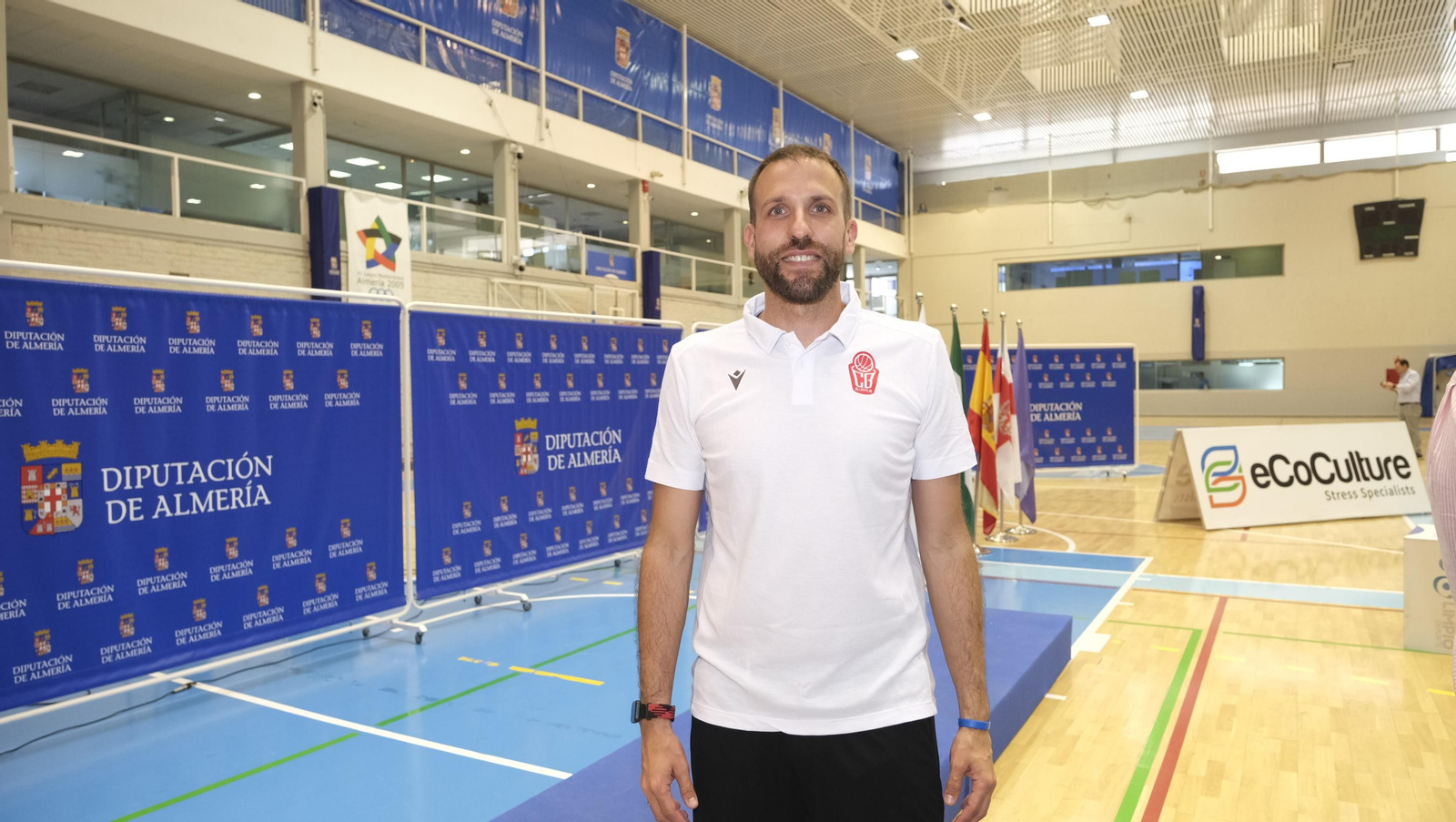 Álex Gómez, entrenador del ISE CB Almería, posa para Diario de Almería durante el recibimiento por el ascenso. Álex Gómez, entrenador del ISE CB Almería, posa para Diario de Almería durante el recibimiento por el ascenso.