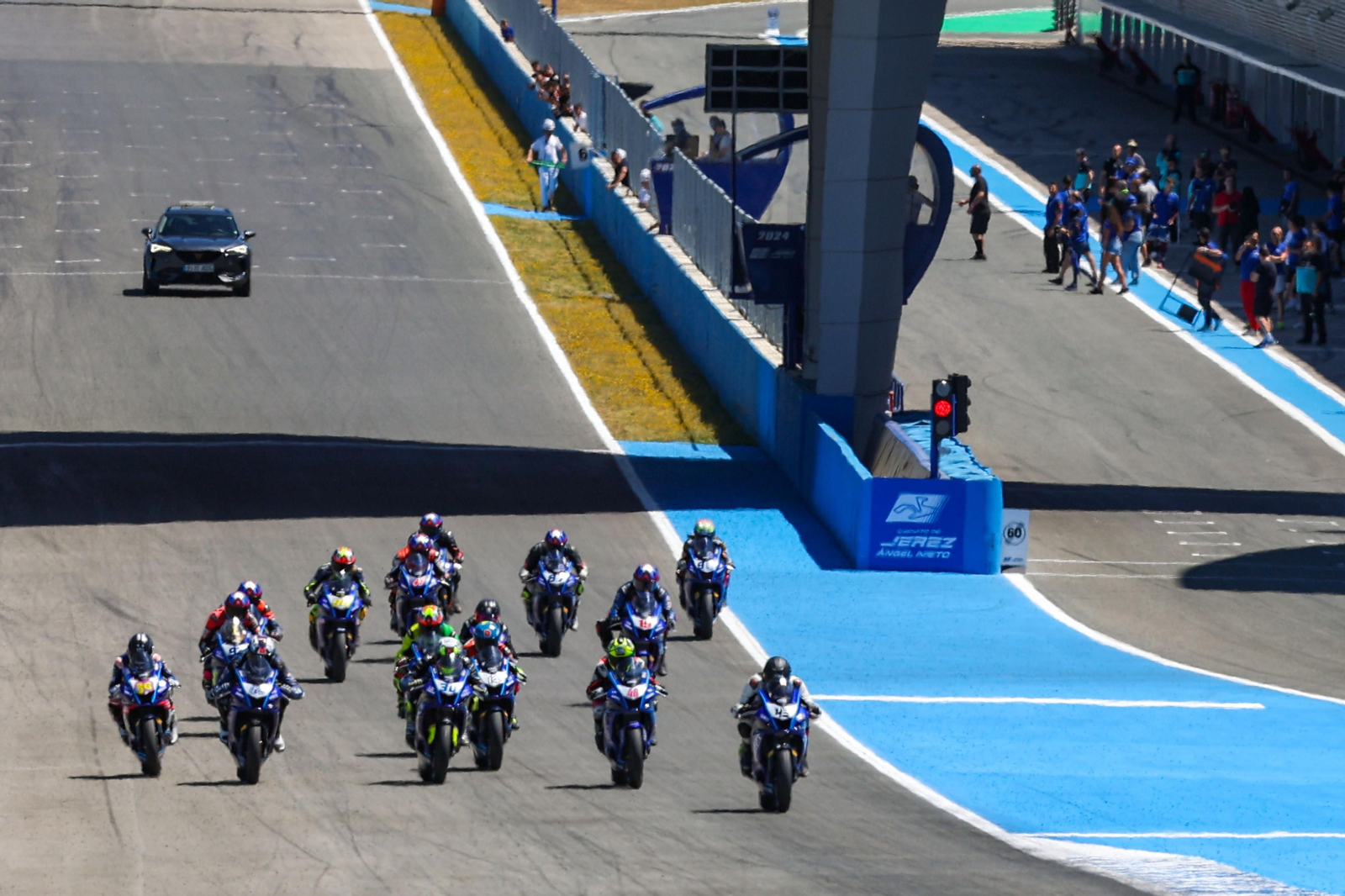 Salida de la Copa Yamaha R7 disputada este sábado en el Circuito de Jerez que ganó Abián Santana.