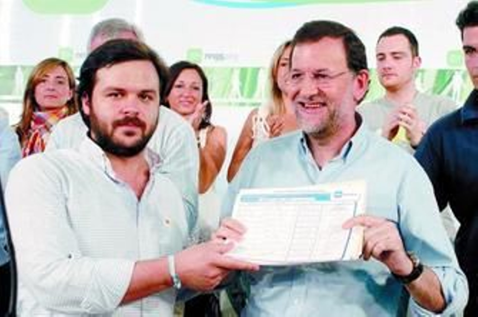 Uriarte entrega los avales a Rajoy para el Congreso.