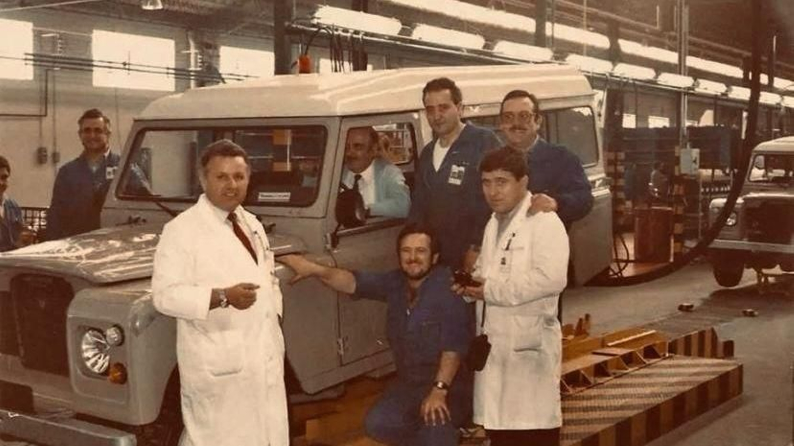 Juan Navarro en la línea de producción en Santana Motor.