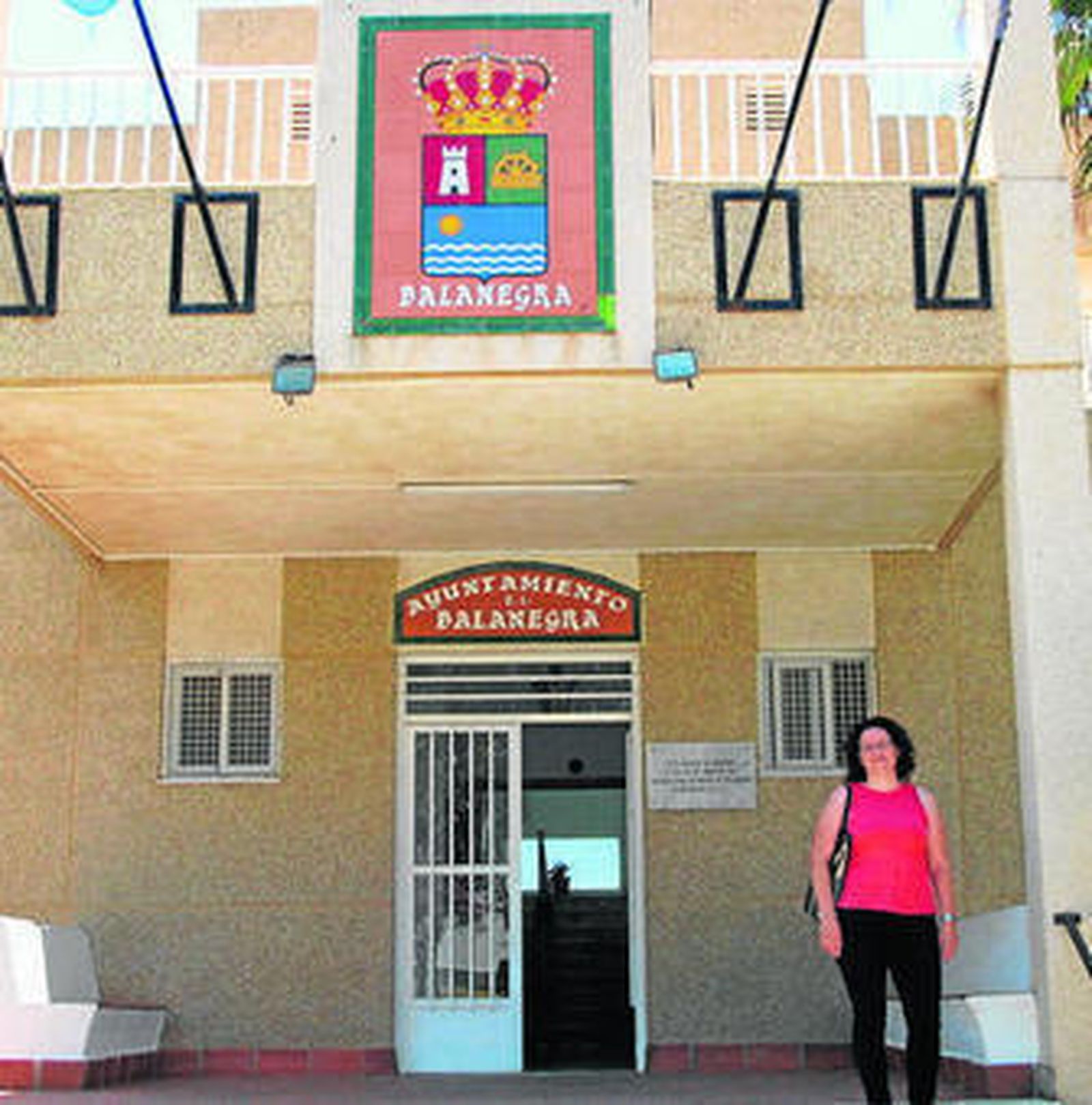 Nuria Rodríguez en la puerta del Ayuntamiento de Balanegra.