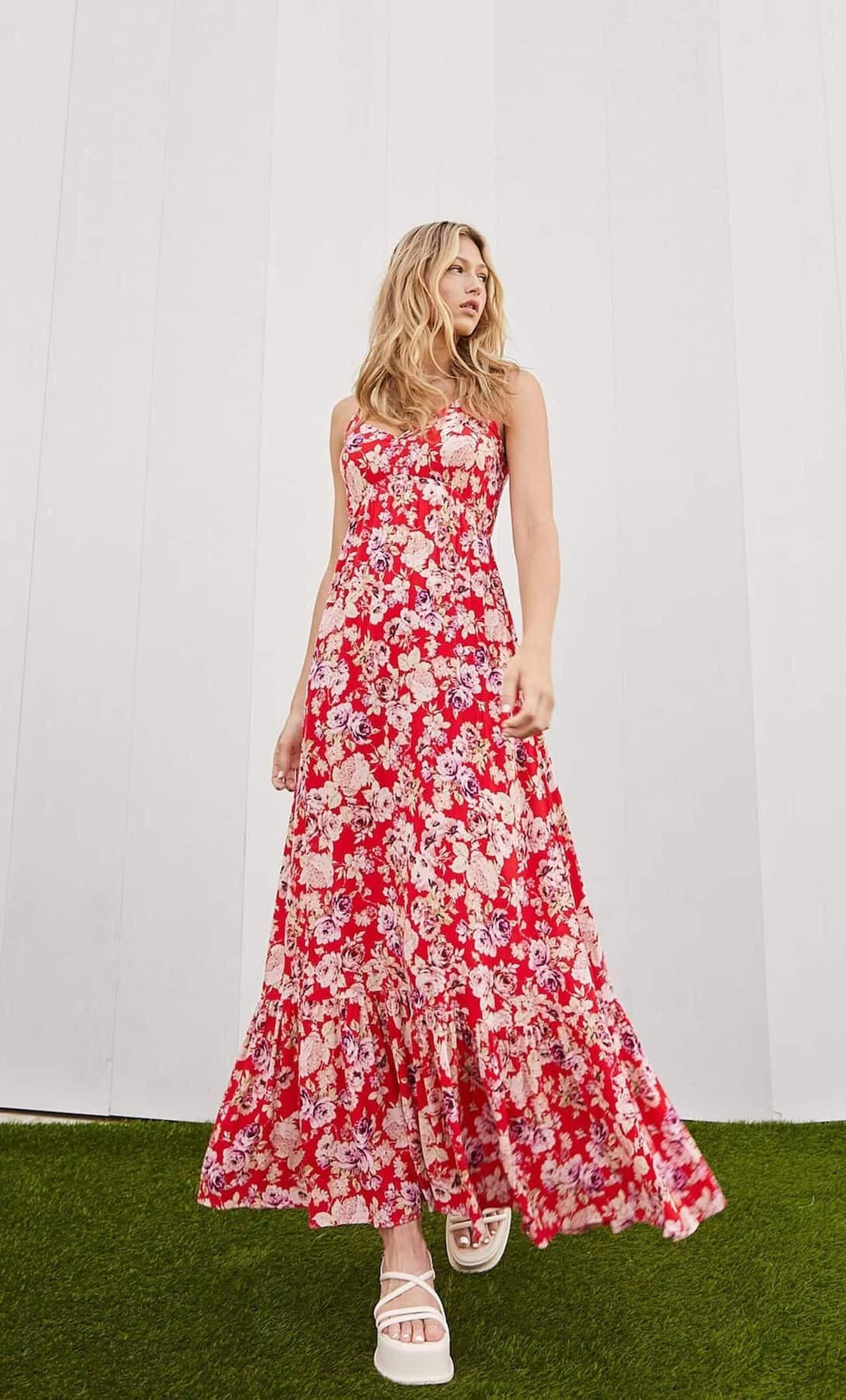 Vestido de flores de Stradivarius.