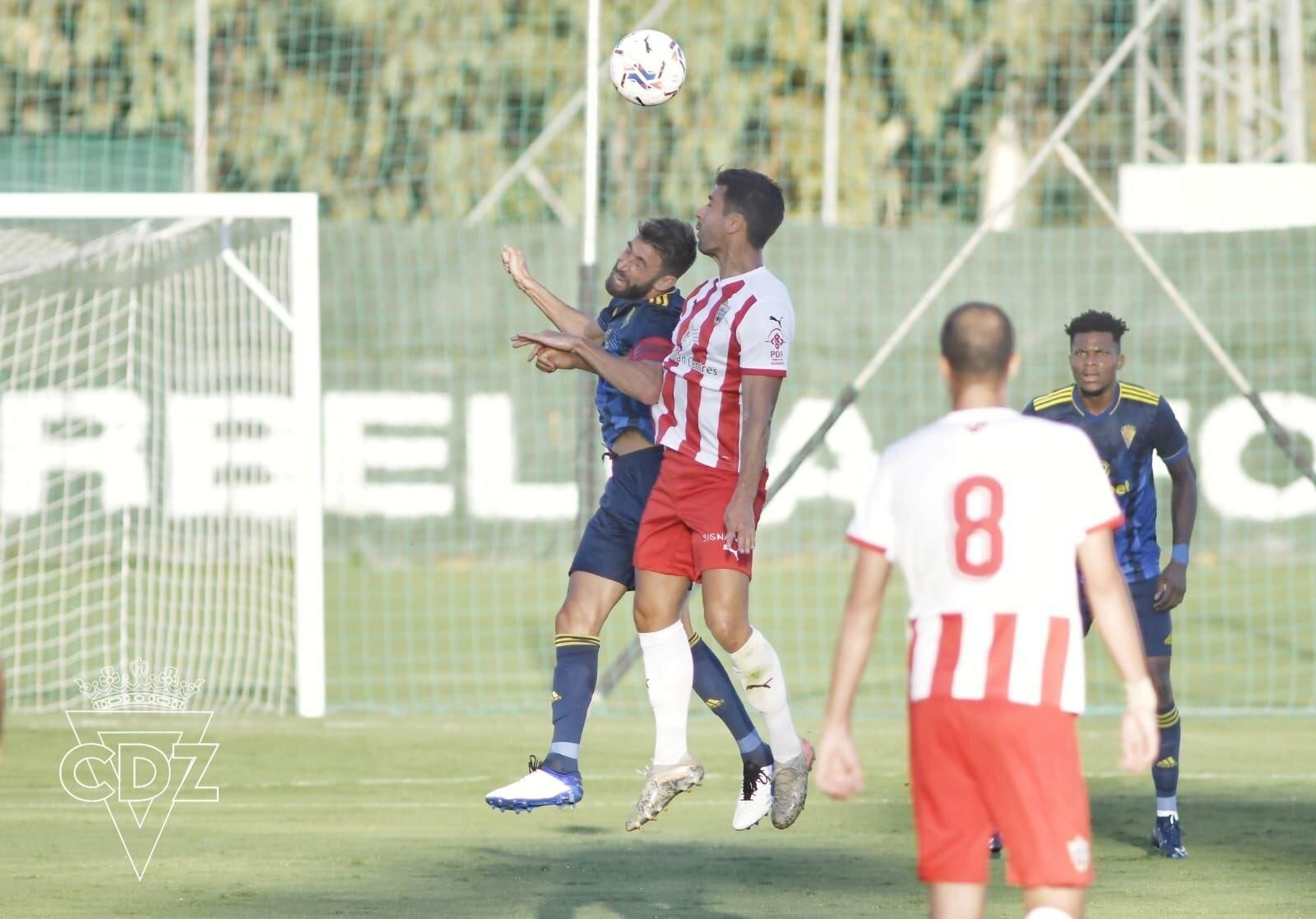 De la Hoz salta con José Mari en una acción del partido