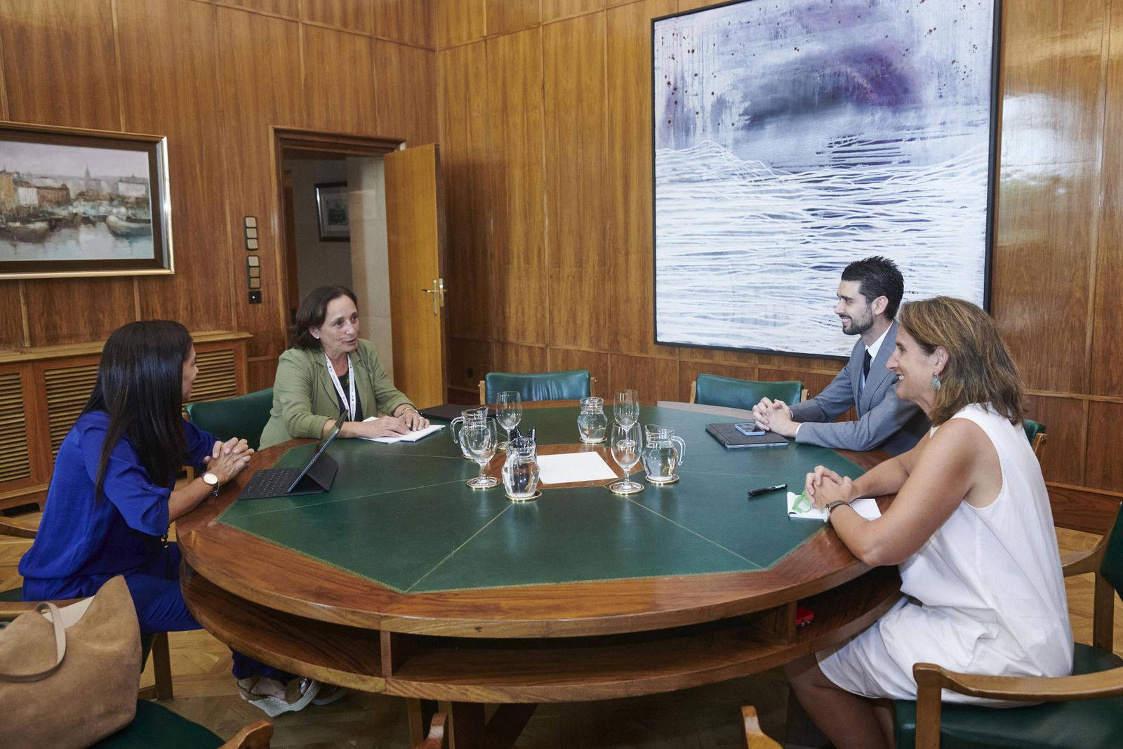 Teresa Ribera, con Beatriz Corredor, presidenta de Redeia (antigua Red Eléctrica), dentro de su ronda de contactos para la elaboración del plan de contingencia para ahorrar energía