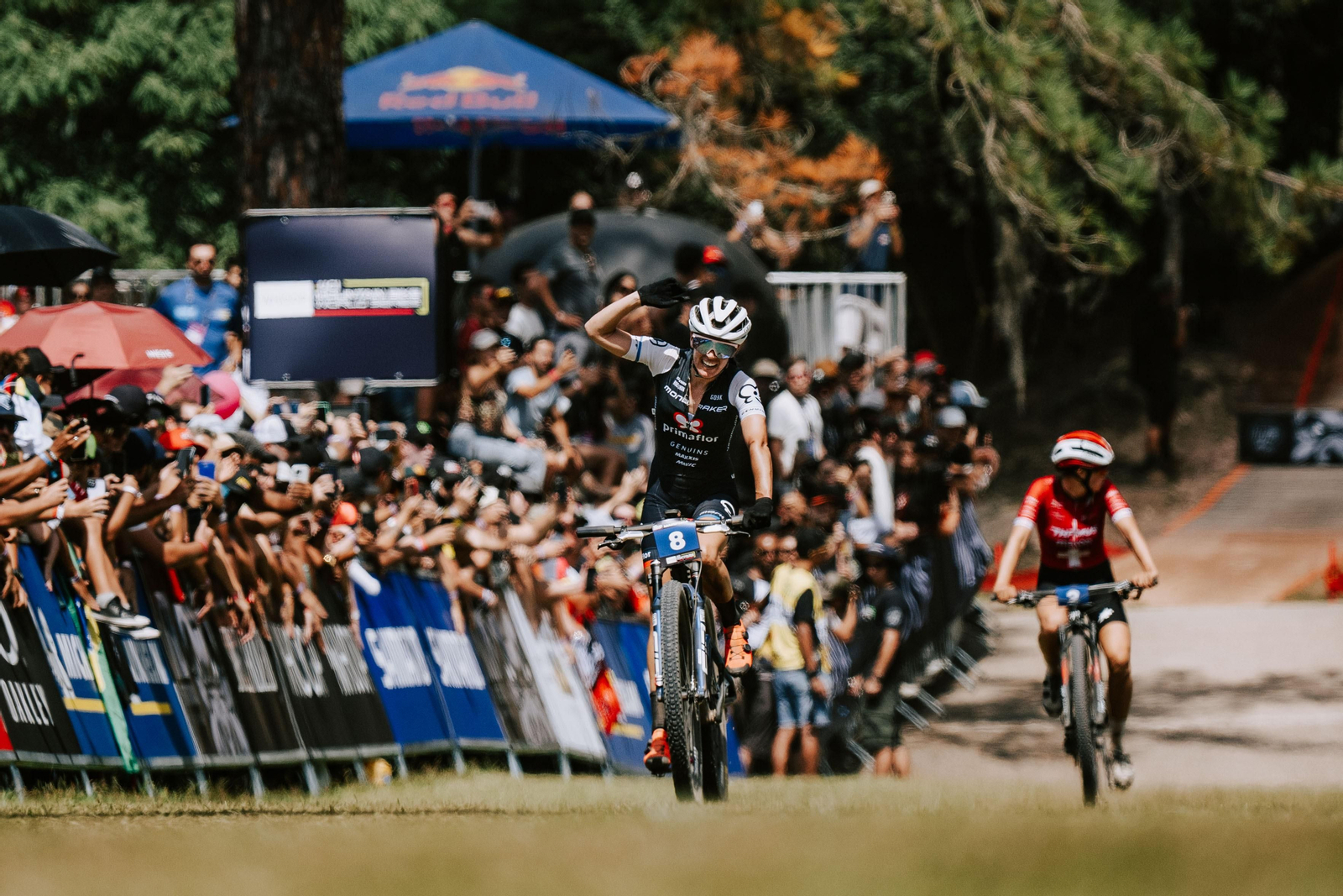 Rebecca Henderson levanta el puño para celebrar su segundo puesto en la prueba disputada en Brasil.