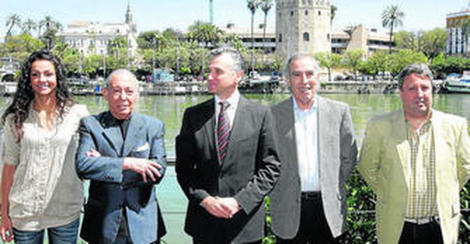 El consejero de Cultura, Paulino Plata, centro, junto al dramaturgo Salvadro Távora, izquierda, y el empresario taurino Paco Dorado.